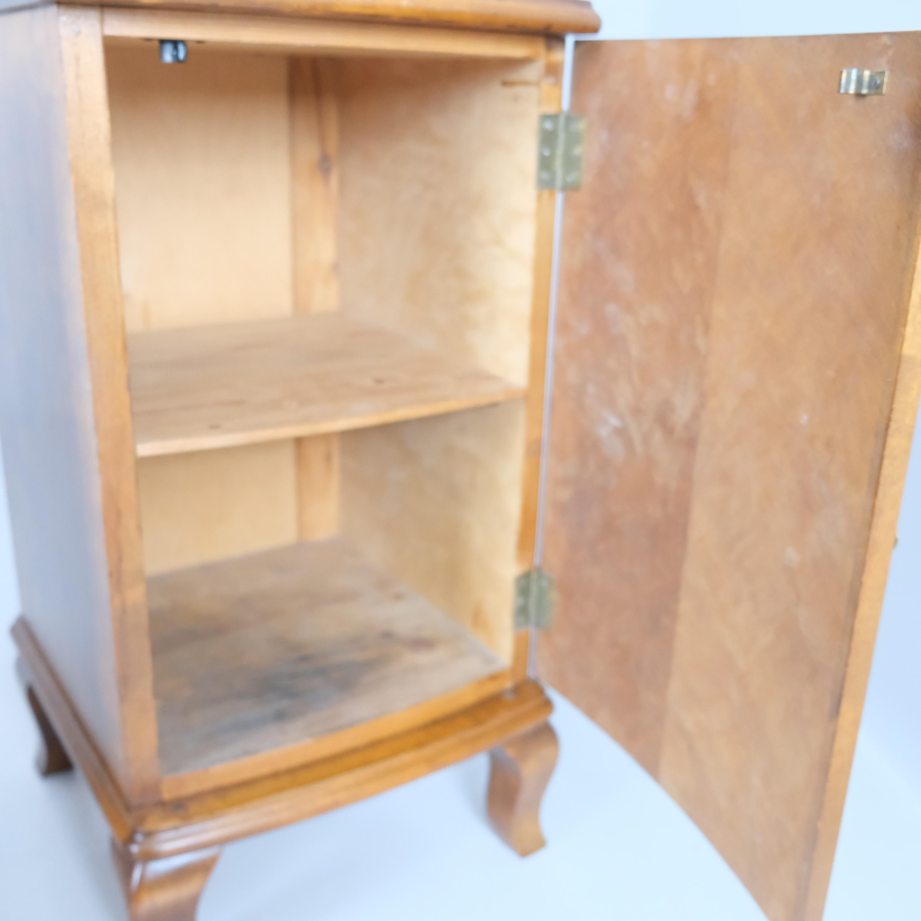 Betulla Coppia di comodini in stile rococò in betulla fiammeggiante, Finlandia, inizio XX secolo in vendita