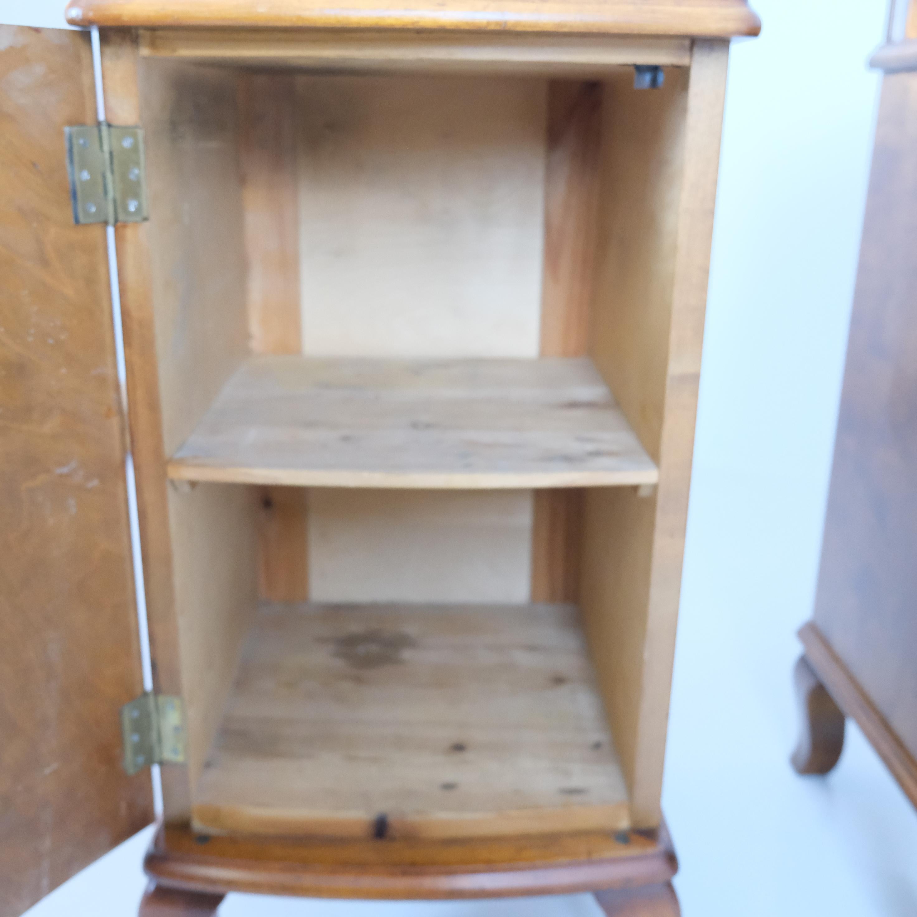 Coppia di comodini in stile rococò in betulla fiammeggiante, Finlandia, inizio XX secolo in vendita 1