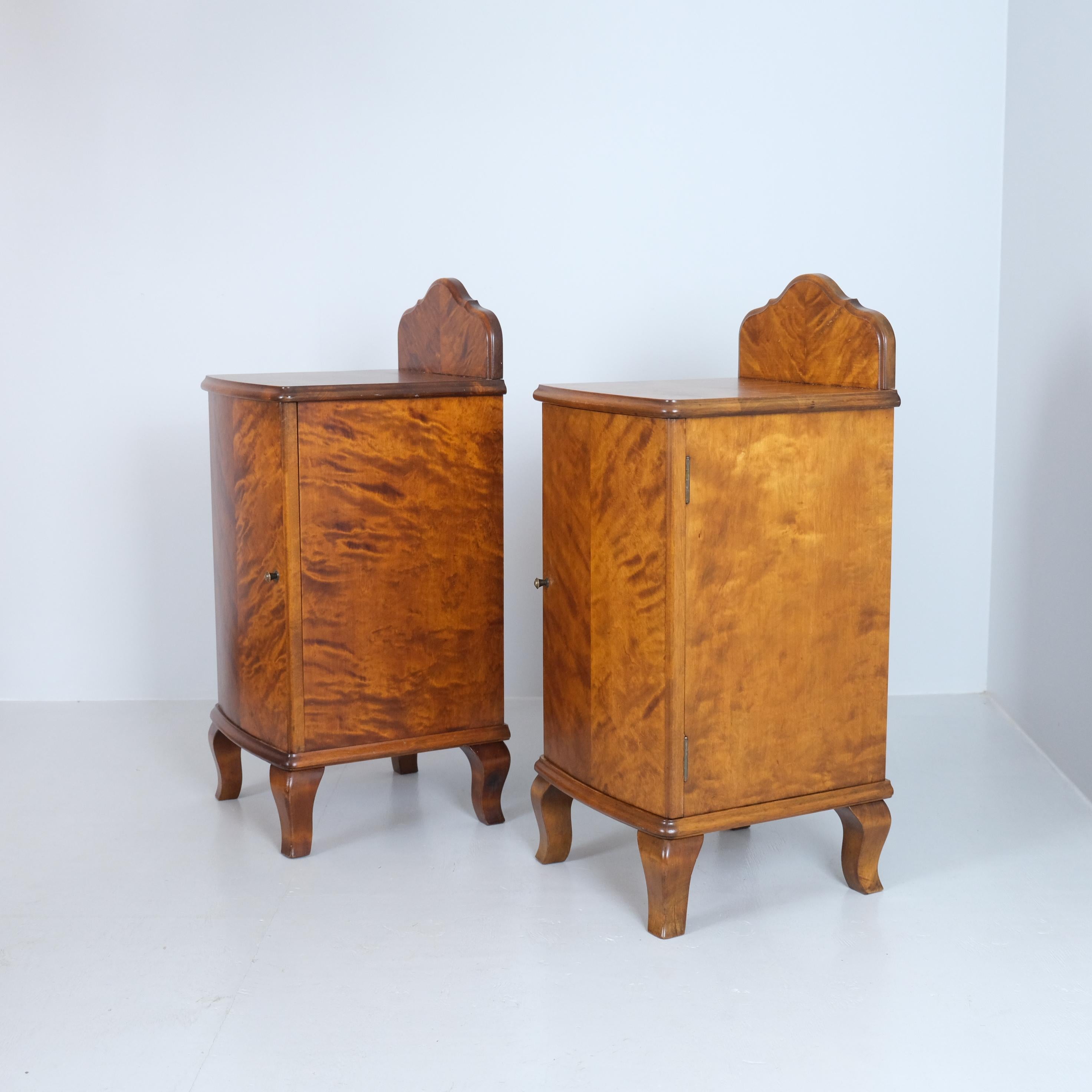 Coppia di comodini in stile rococò in betulla fiammeggiante, Finlandia, inizio XX secolo in vendita 2