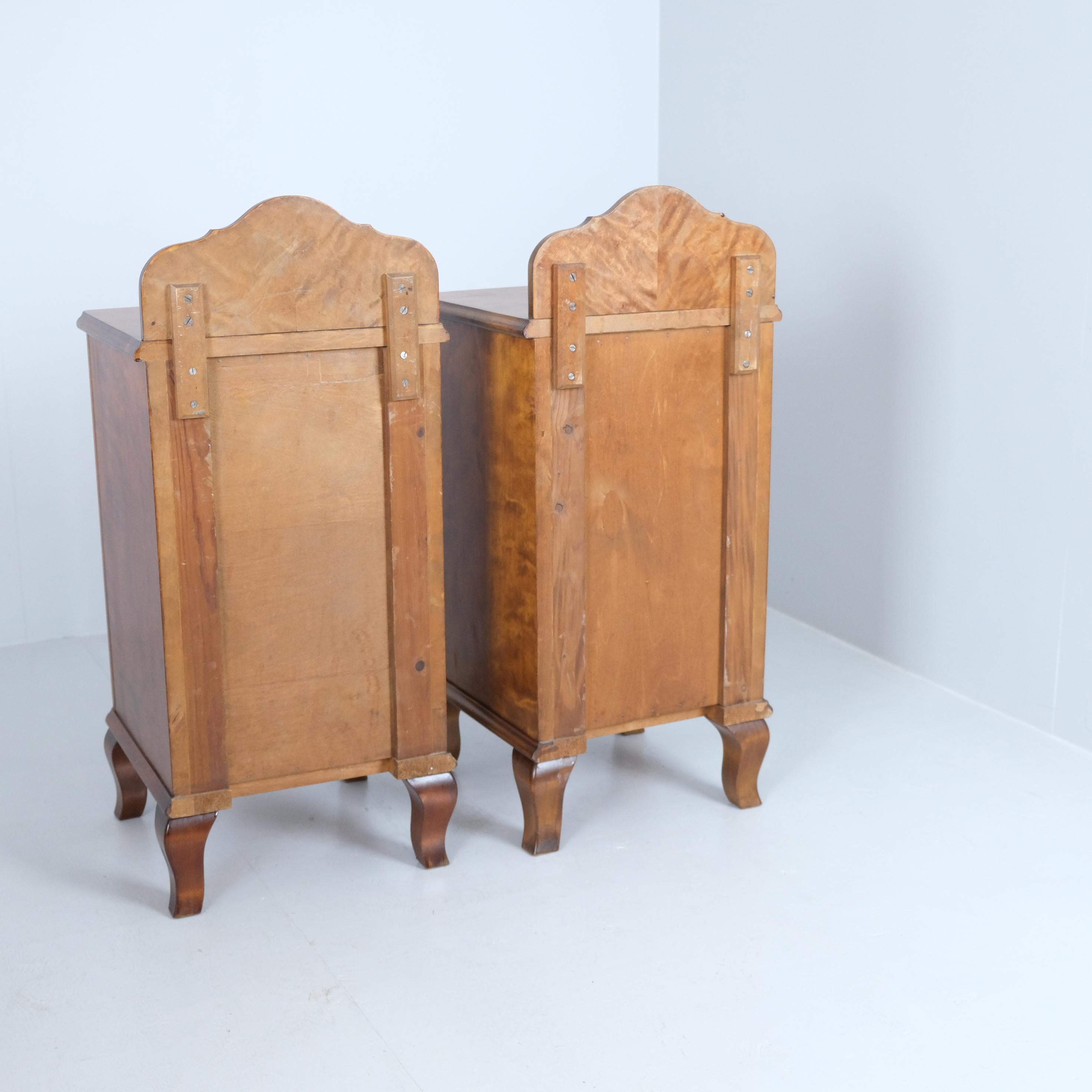 Coppia di comodini in stile rococò in betulla fiammeggiante, Finlandia, inizio XX secolo in vendita 3