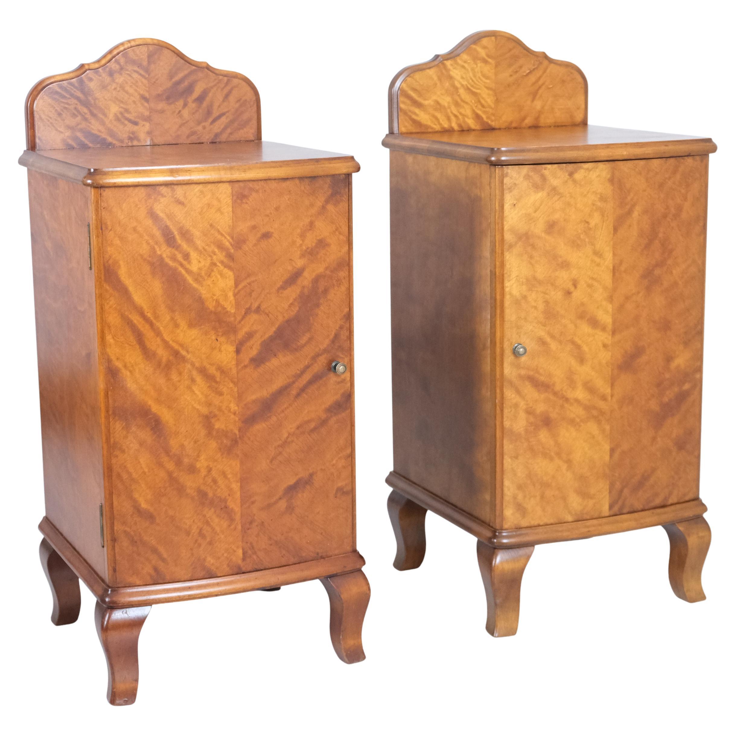 Coppia di comodini in stile rococò in betulla fiammeggiante, Finlandia, inizio XX secolo in vendita