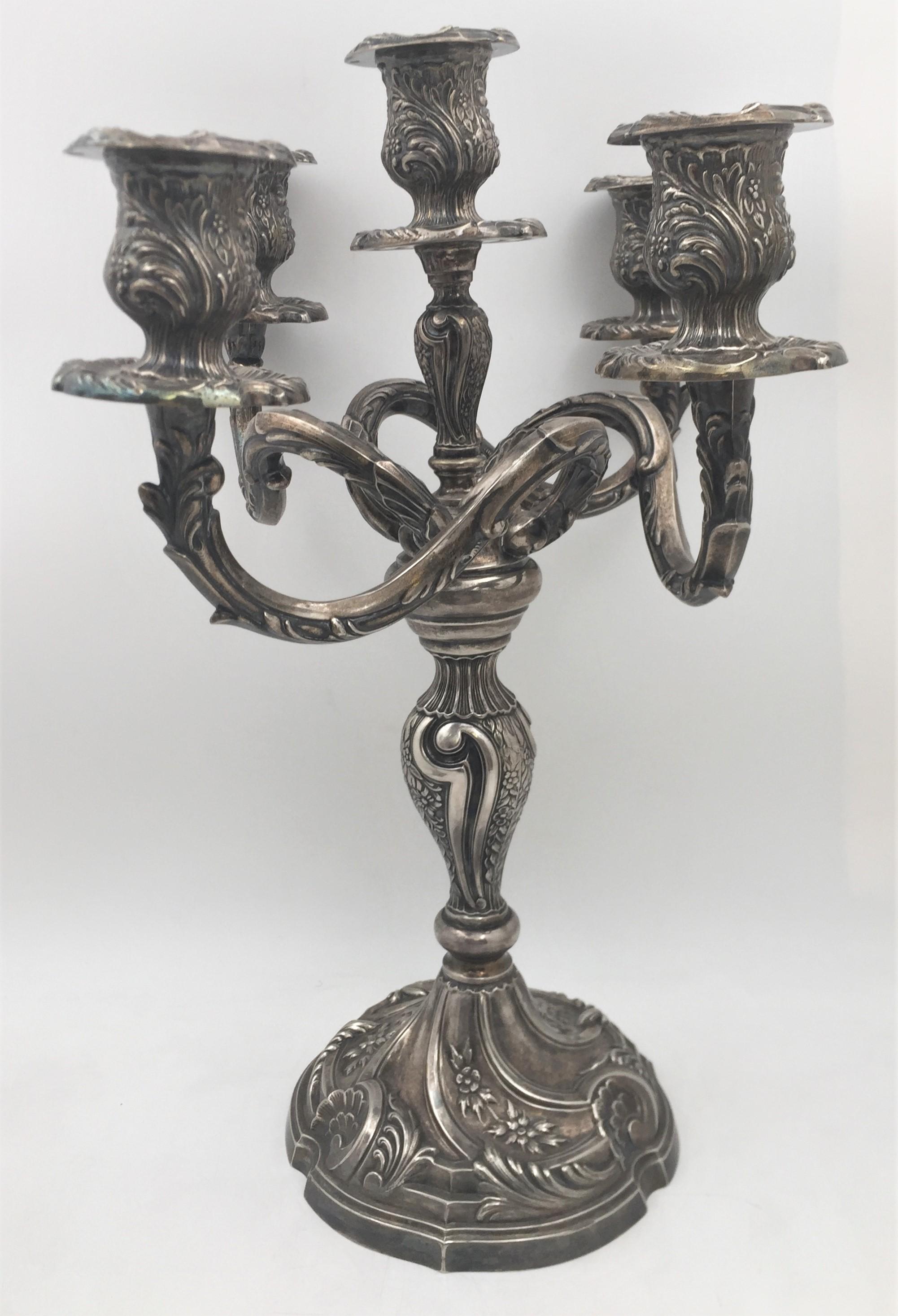 Massives und beeindruckendes Paar 5-flammiger Rokoko-Kandelaber aus Silberblech vom Ende des 19. Jahrhunderts. Jeder misst 18 Zoll hoch und 14 Zoll breit, von Arm zu Arm und trägt Punzierungen wie abgebildet.

