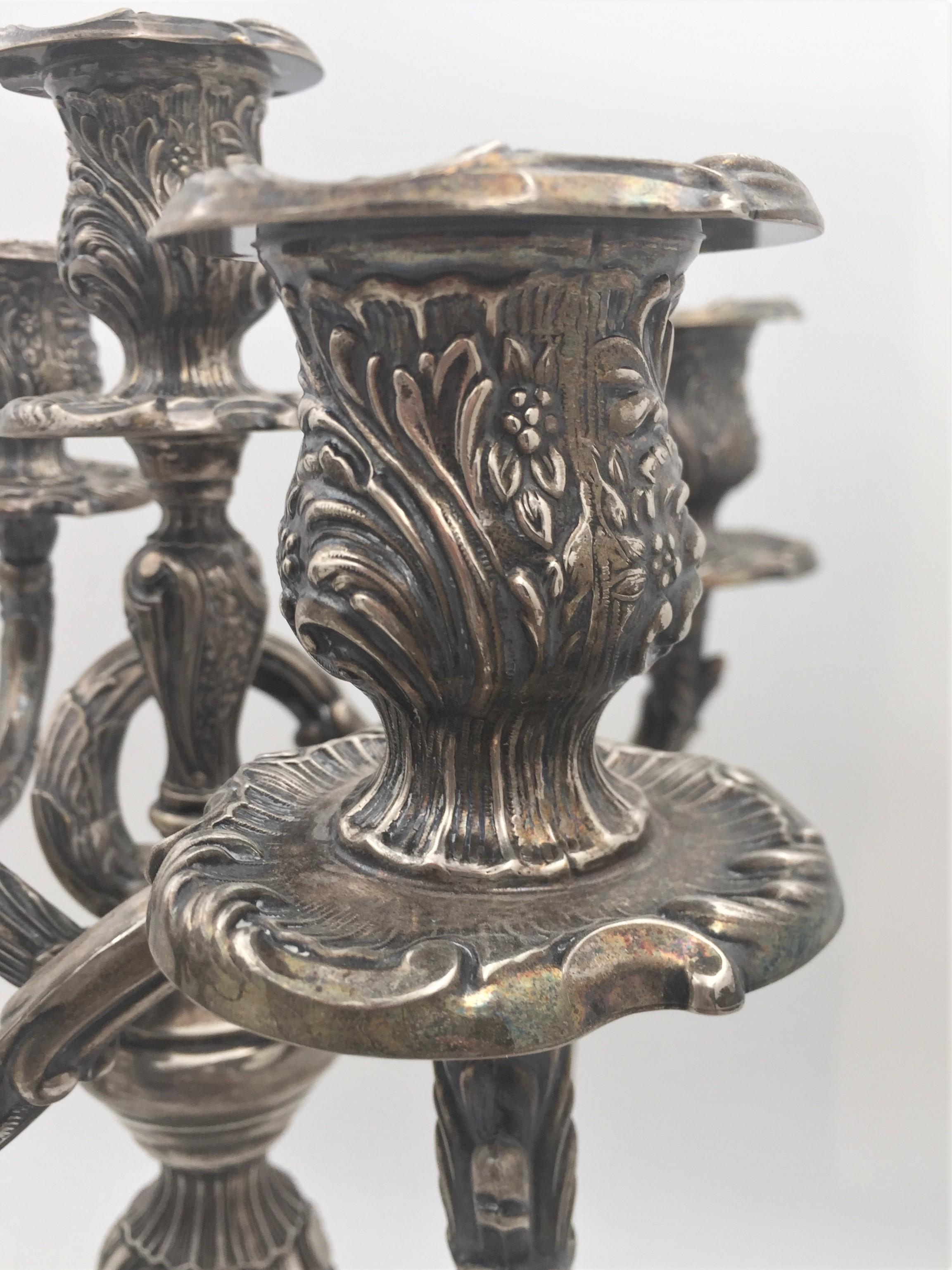 Paar Rokoko-Stil 5-Licht-Kandelaber aus Silber im Zustand „Gut“ im Angebot in New York, NY