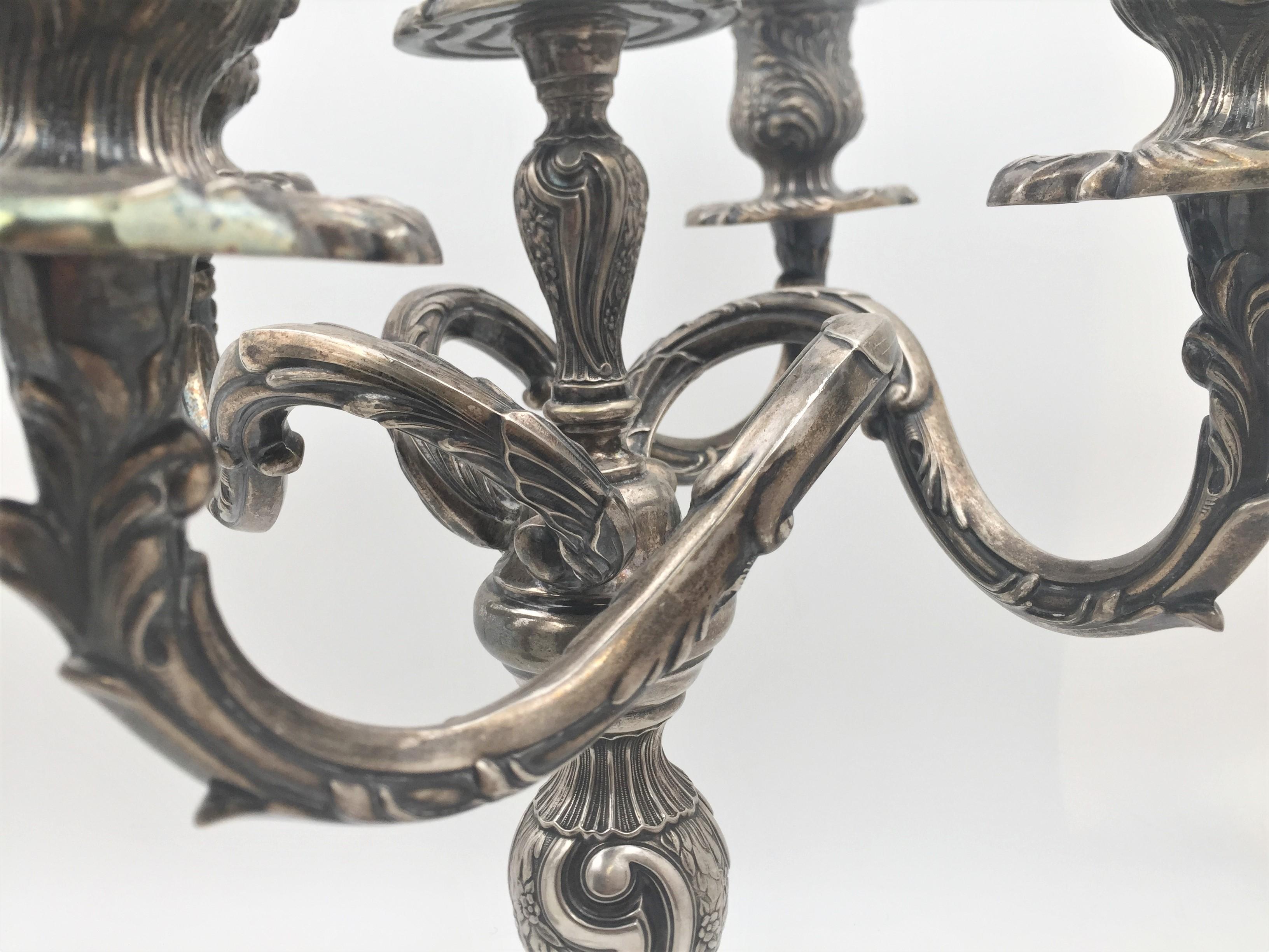 Coppia di candelabri a 5 luci in argento in stile rococò In condizioni buone in vendita a New York, NY