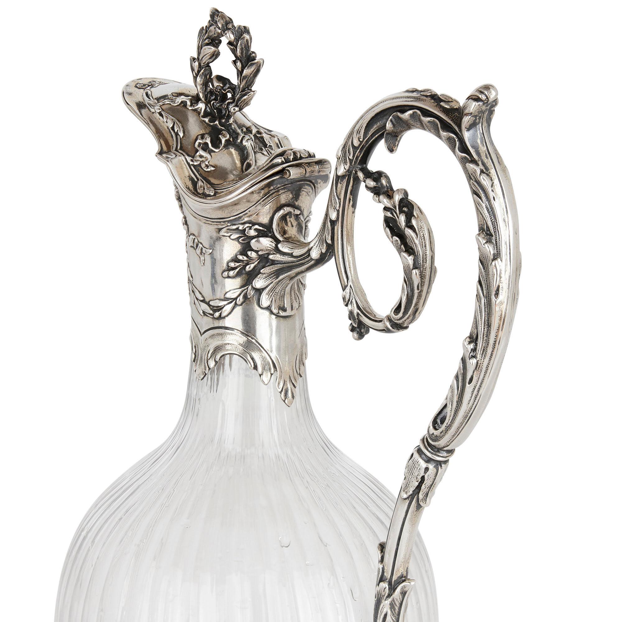 Pareja de jarras de clarete de cristal con montura de plata de estilo rococó de Boivin Renacimiento rococó en venta