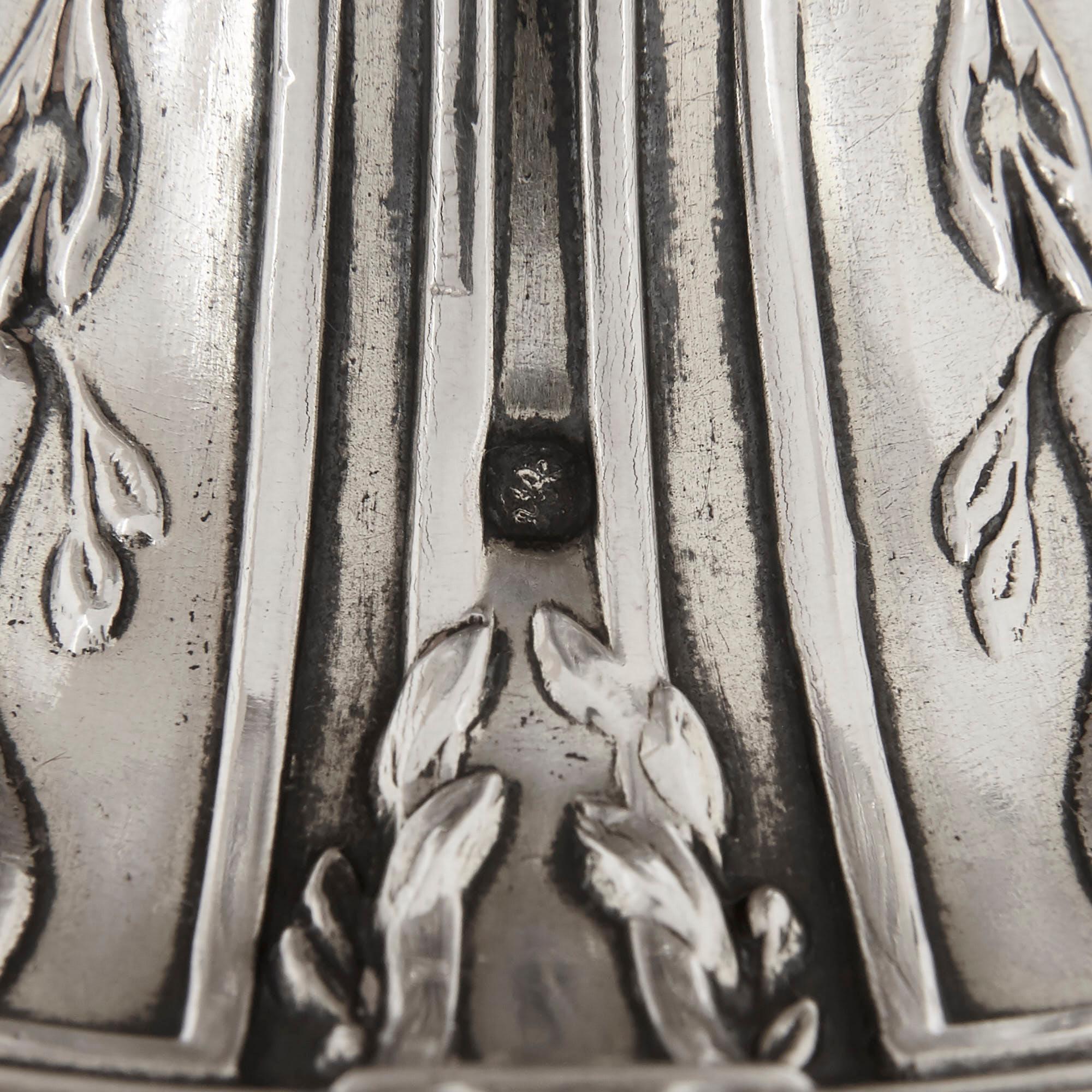 Pareja de jarras de clarete de cristal con montura de plata de estilo rococó de Boivin Silver en venta