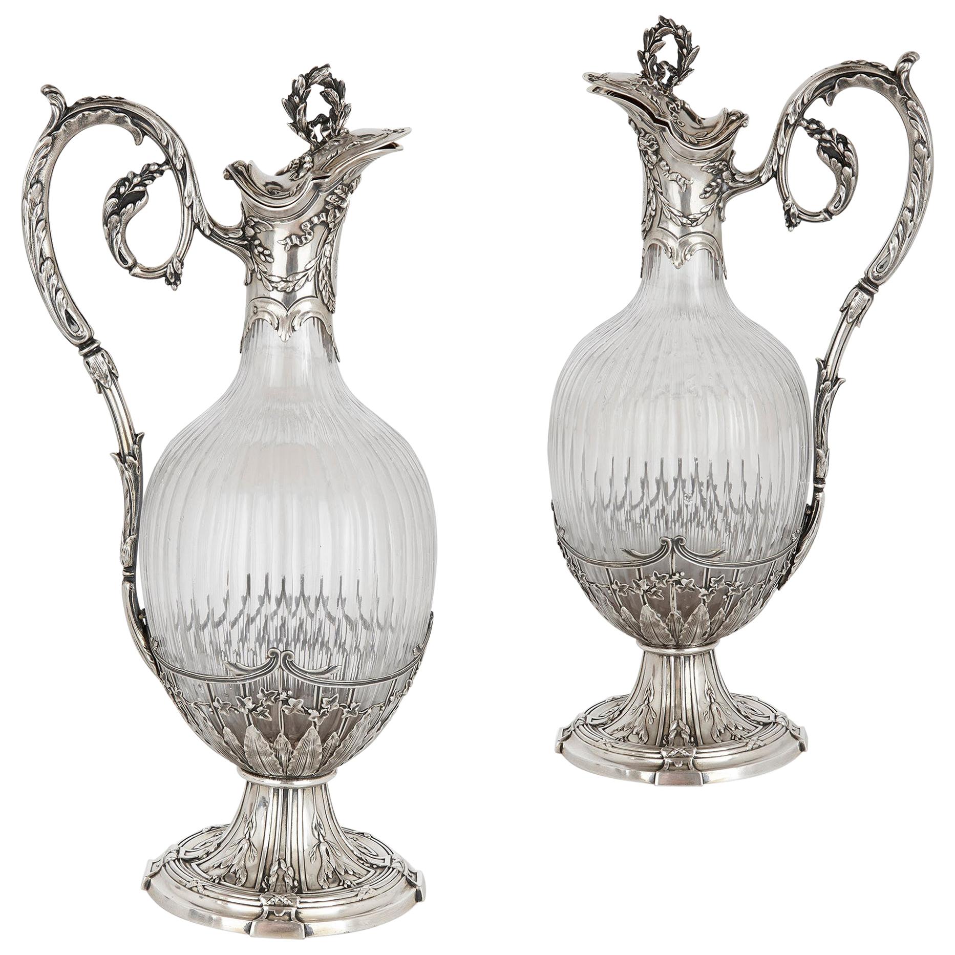 Pareja de jarras de clarete de cristal con montura de plata de estilo rococó de Boivin en venta