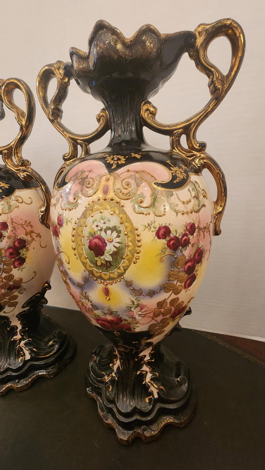Questa inserzione presenta una coppia di urne in stile rococò, molto leggere e in grado di aggiungere un tocco di romanticismo e stravaganza a qualsiasi stanza. Il rococò è uno stile inventato dagli artisti del XVIII secolo, che si concentravano sul