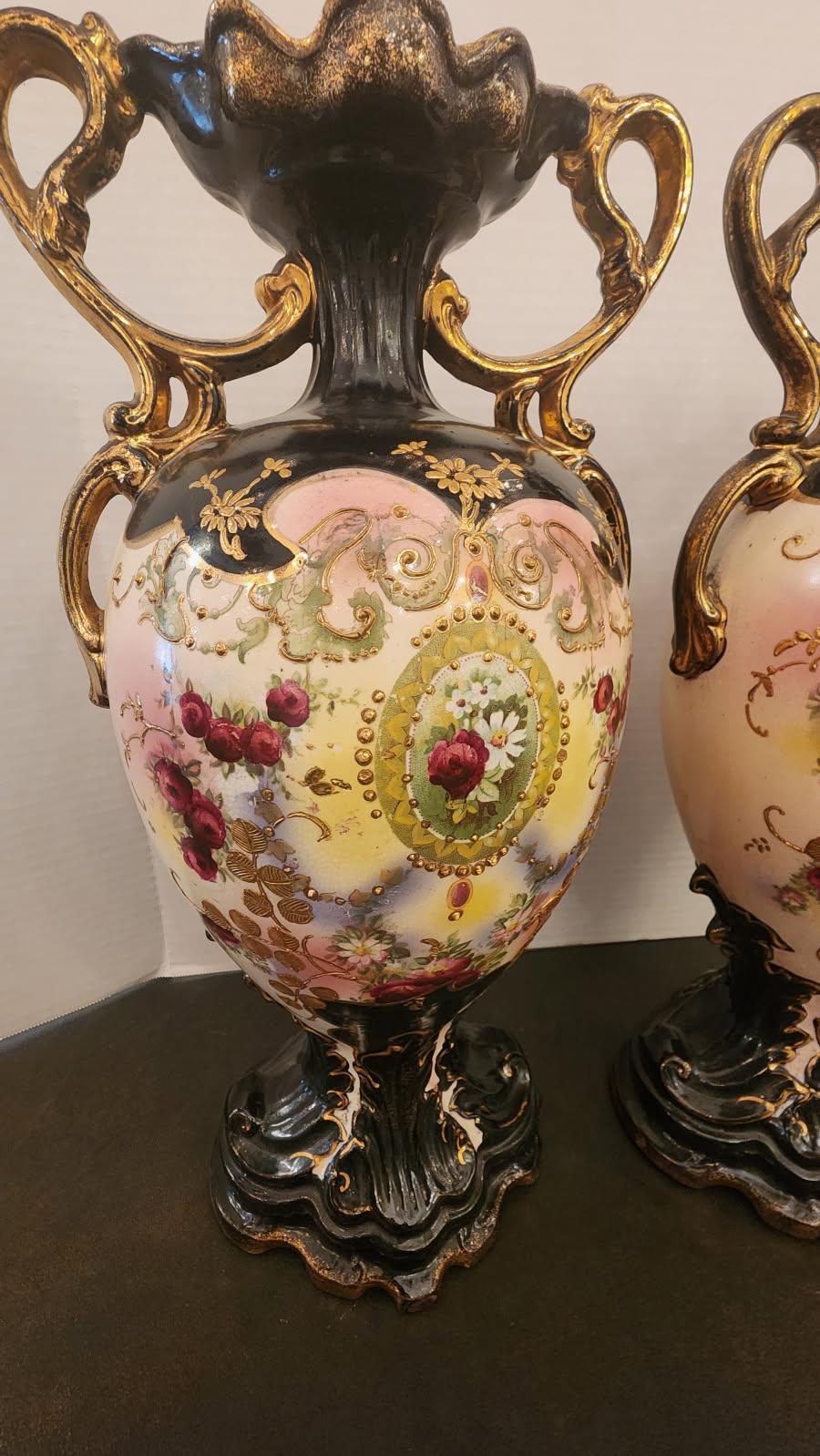 Rococò Coppia di urne in stile rococò in vendita