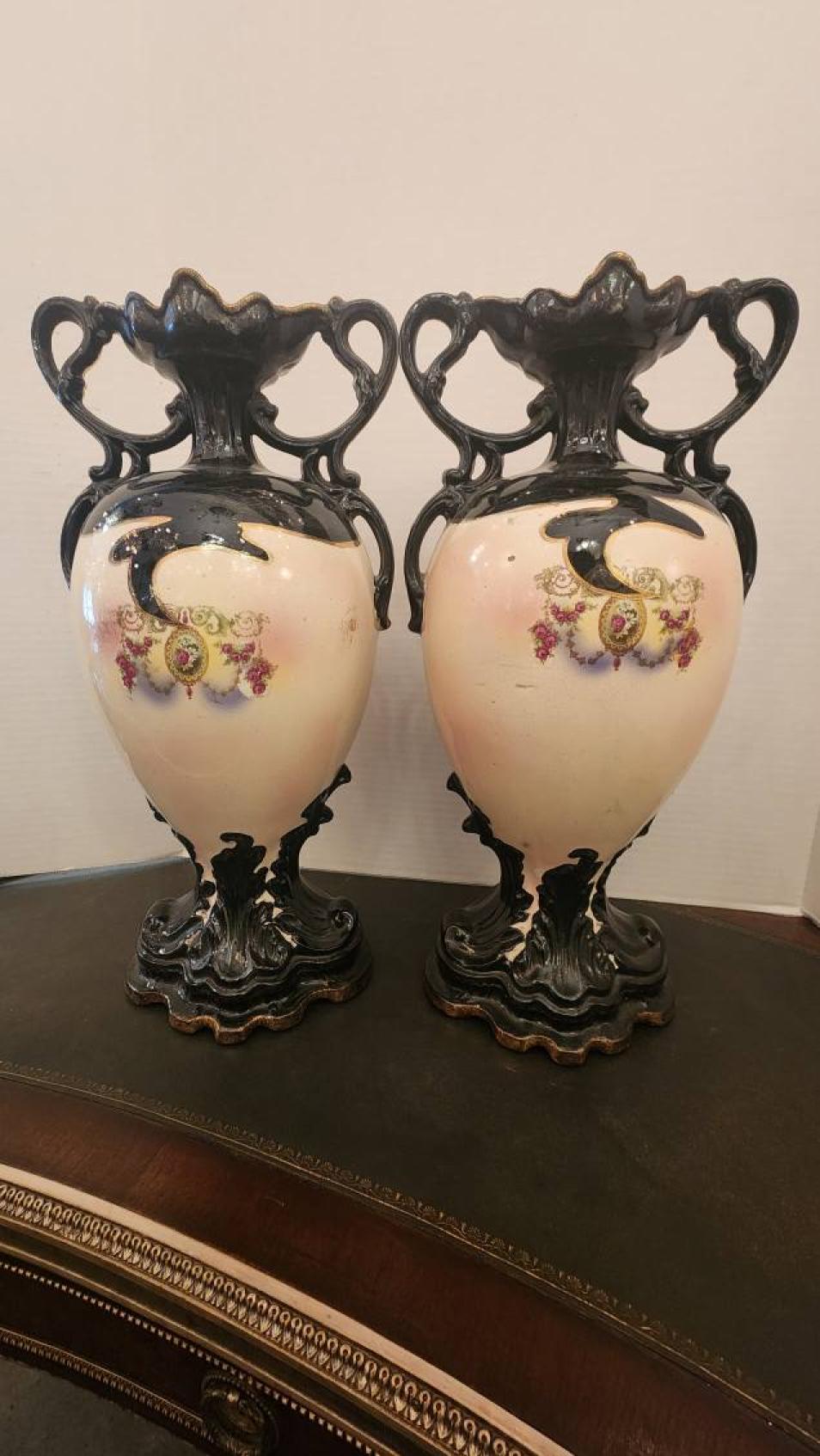 Ceramica Coppia di urne in stile rococò in vendita