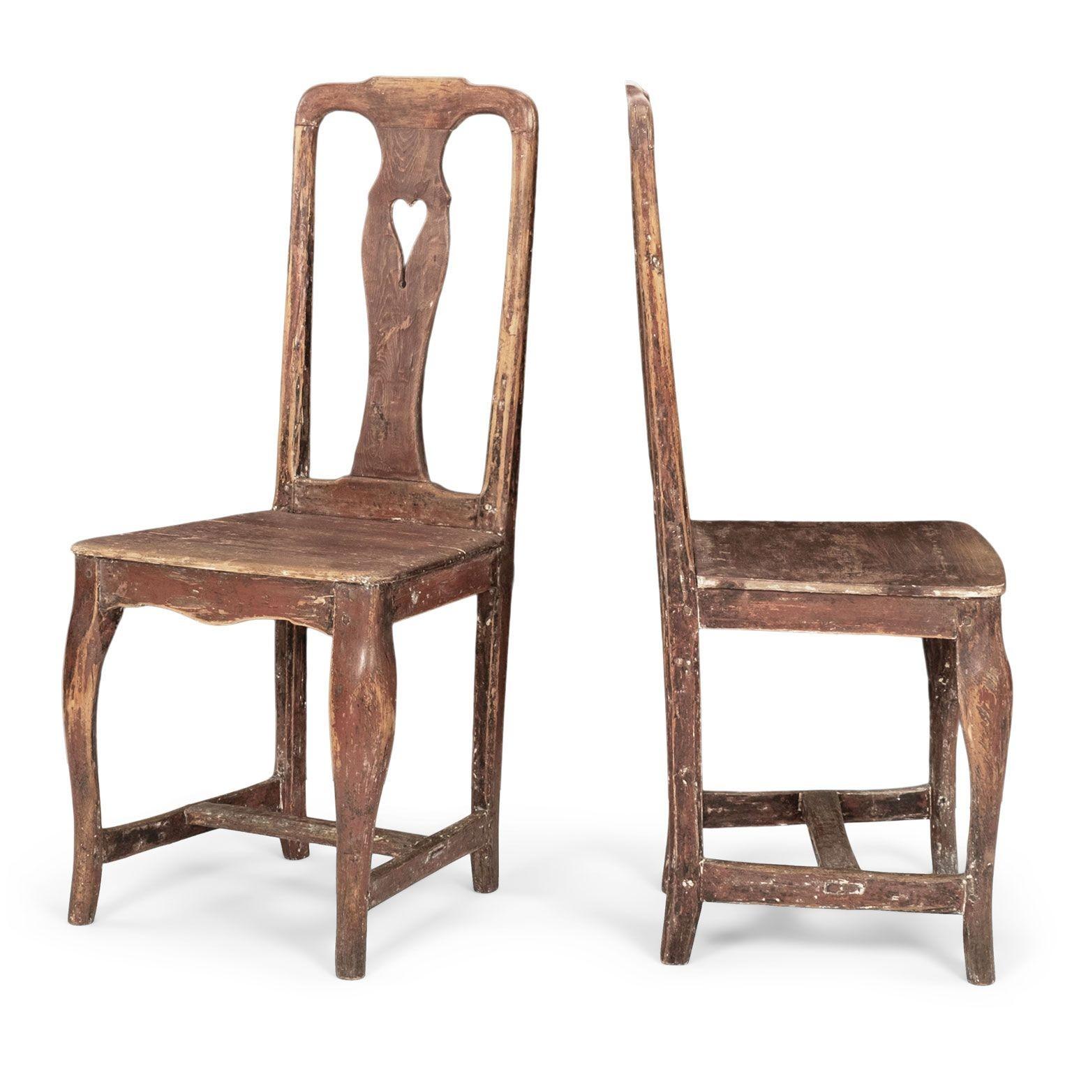 Paire de chaises suédoises d'époque rococo, sculptées à la main vers 1750-1789. Finition légèrement grattée pour retrouver les couches de peinture d'origine et les premières couches de peinture dans les tons de rouge. Vendus ensemble au prix de 2