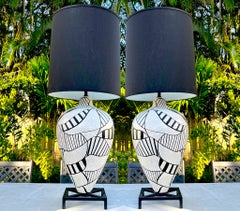 Paire de lampes de style Roger Capron avec glaçure géométrique blanche et noire, vers 1980''s