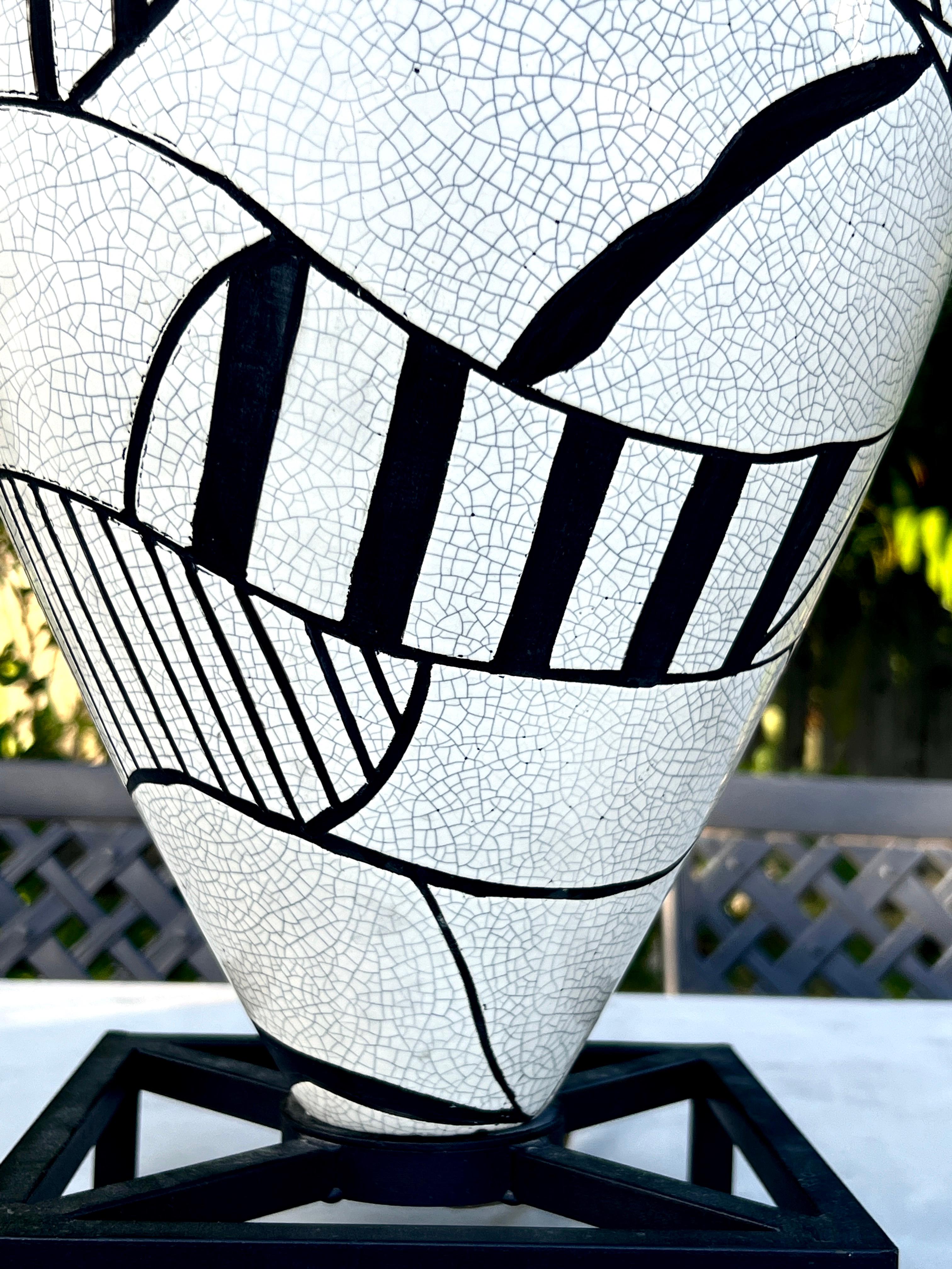 Céramique Paire de lampes de style Roger Capron avec glaçure géométrique blanche et noire, vers 1980''s en vente