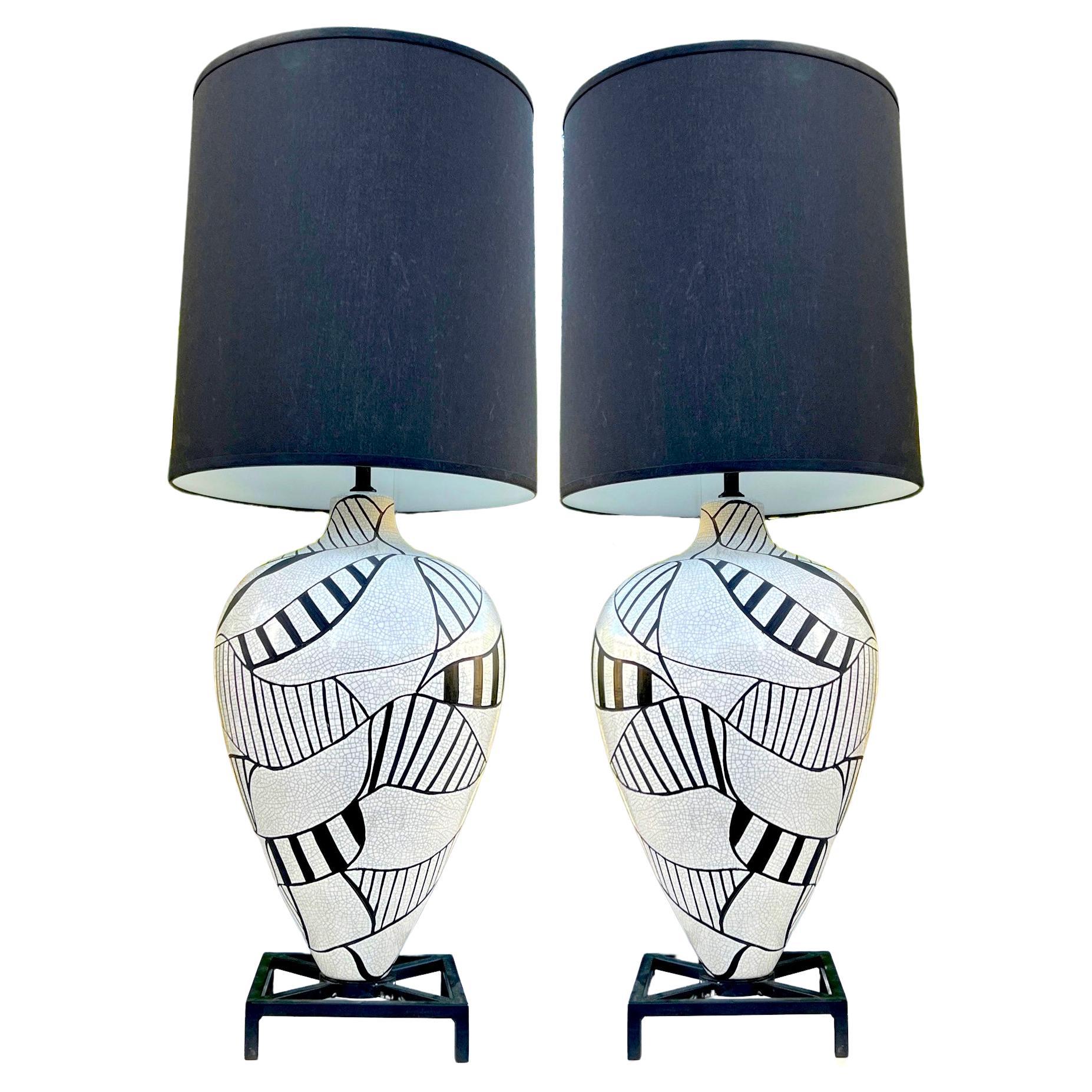 Paire de lampes de style Roger Capron avec glaçure géométrique blanche et noire, vers 1980''s en vente