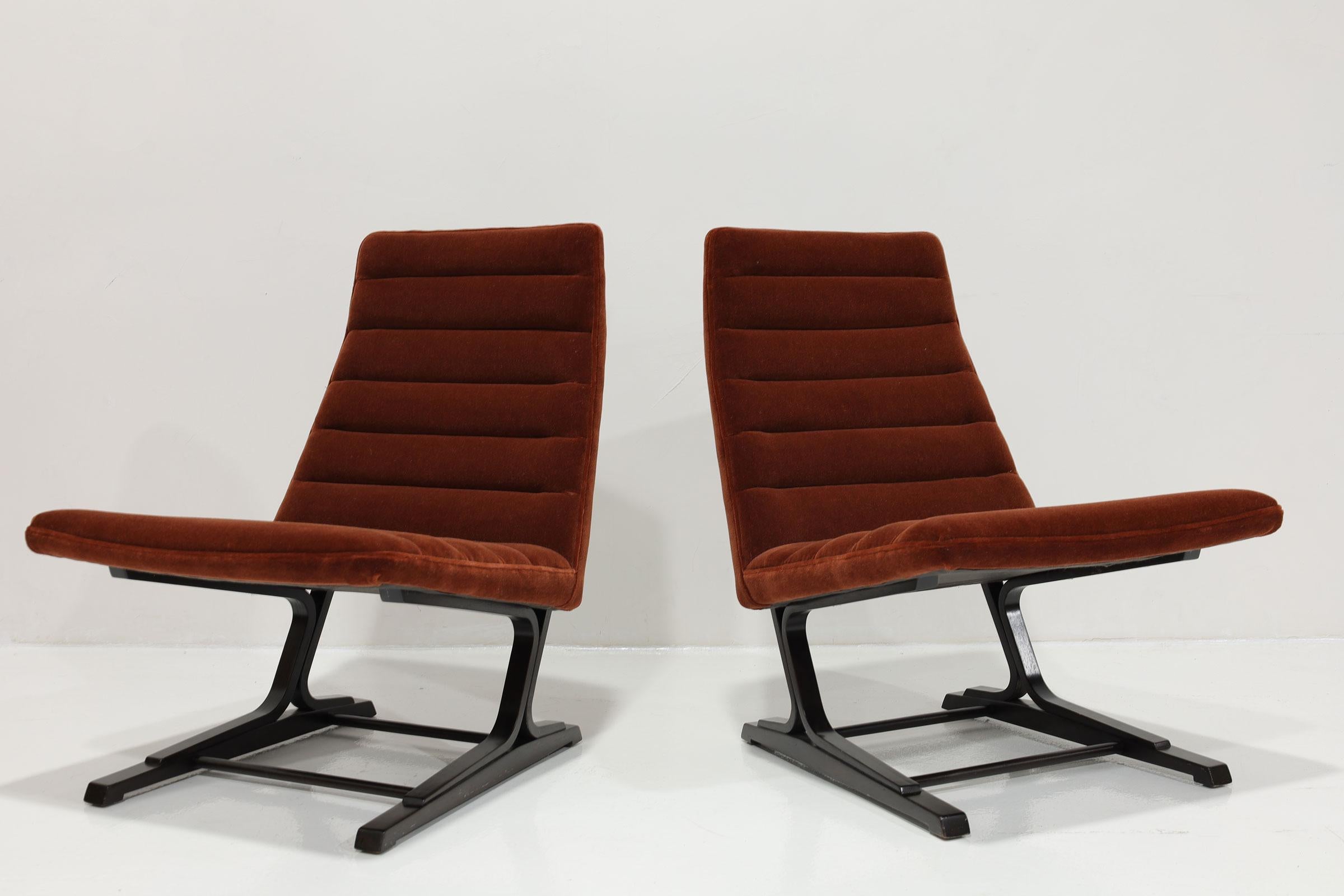 Ti presentiamo il mix perfetto di raffinatezza e comfort: la coppia di sedie lounge a sbalzo Roger Lee Sprunger per Dunbar, modello 480. Queste squisite sedie, note per la loro caratteristica struttura in legno di quercia, sono ora rivestite in un