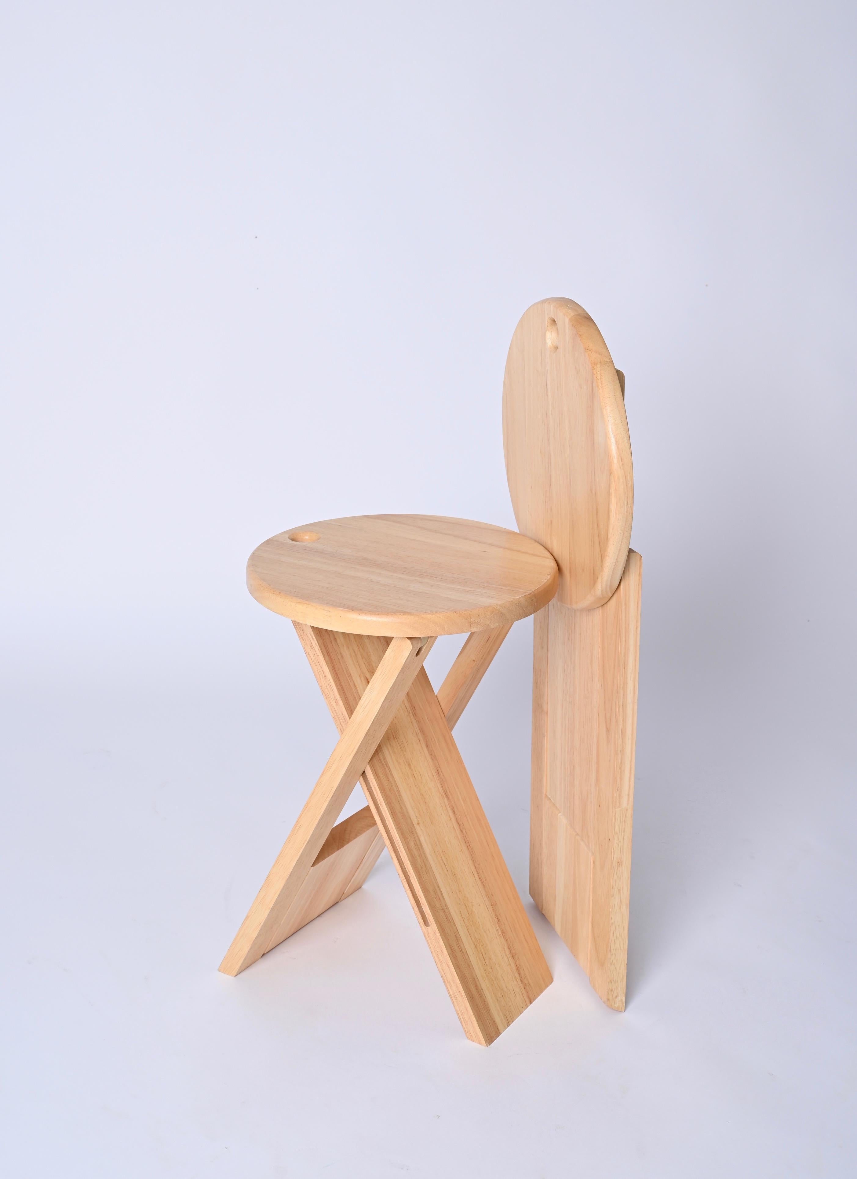 Lovely pair of foldable stools designed by Roger Tallon and produced by Sentou in France in the 1970s. 

These TS stools are fully made in a beautiful maple wood and were ingeniously designed to fold completely flat with the possibility to be hung