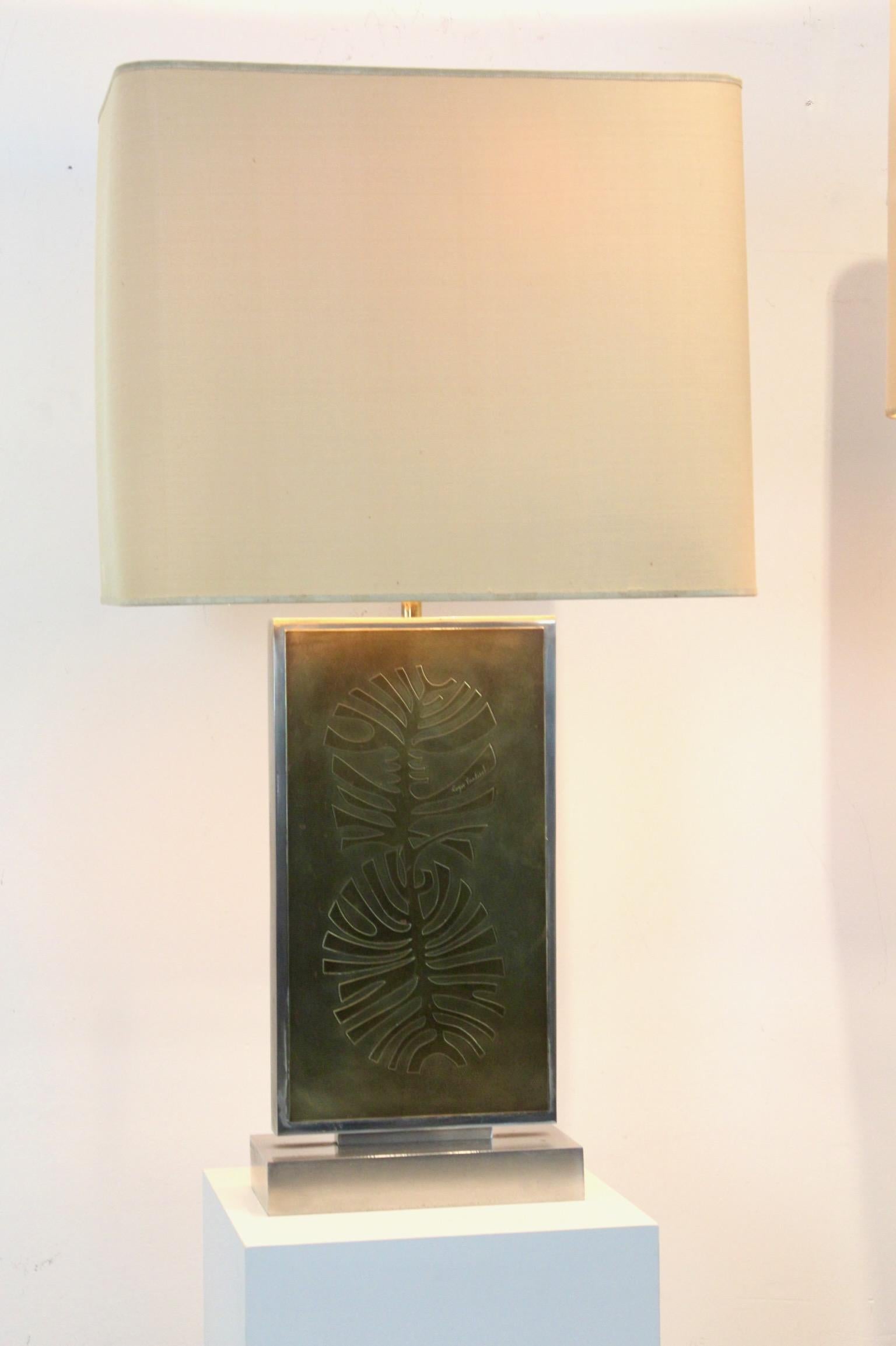 Ein Paar beeindruckende Roger Vanhevel-Tischlampen aus Messing mit Philodendron-Radierung, signiert im Angebot 7