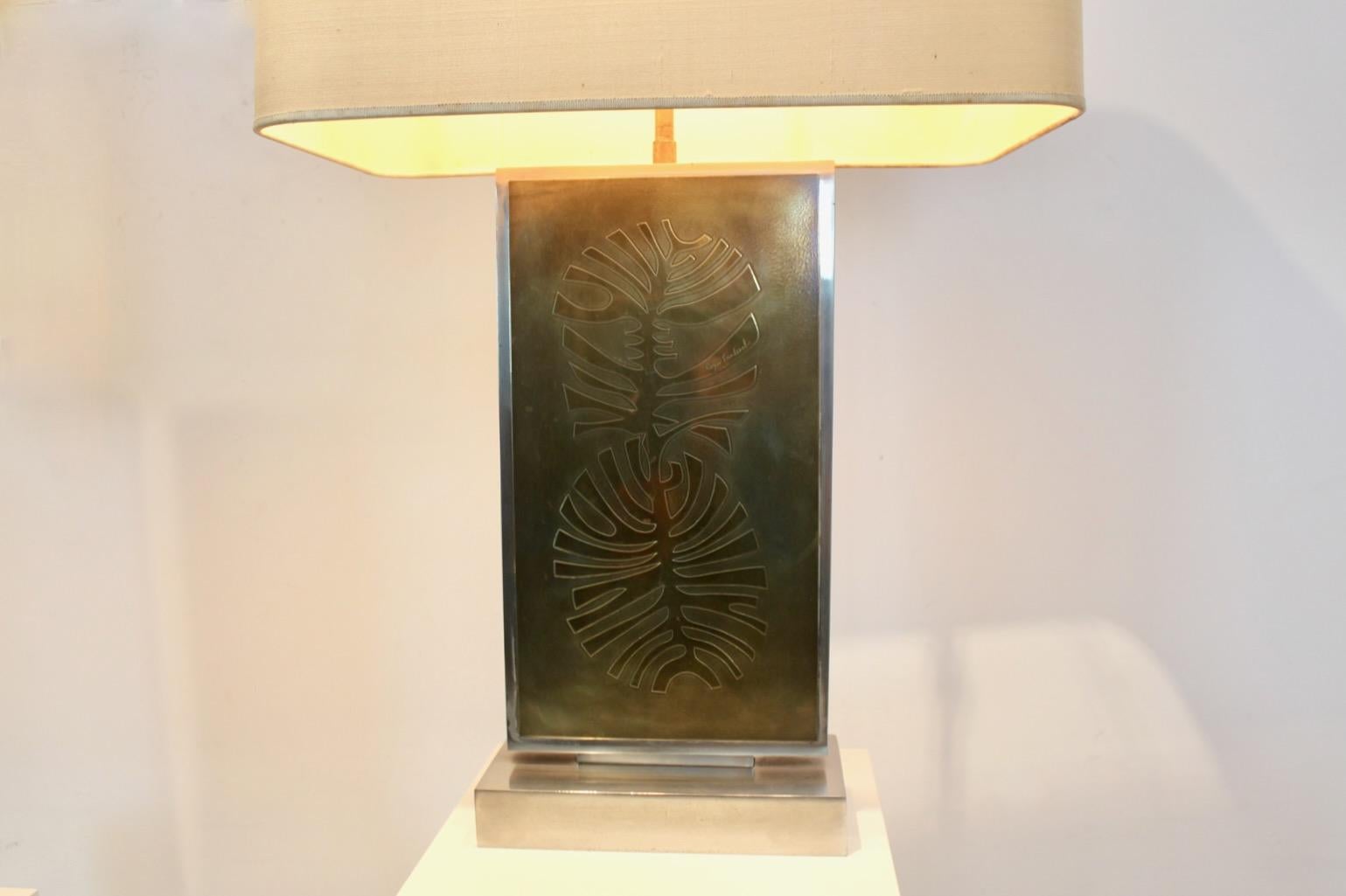 Ein Paar beeindruckende Roger Vanhevel-Tischlampen aus Messing mit Philodendron-Radierung, signiert (Belgisch) im Angebot
