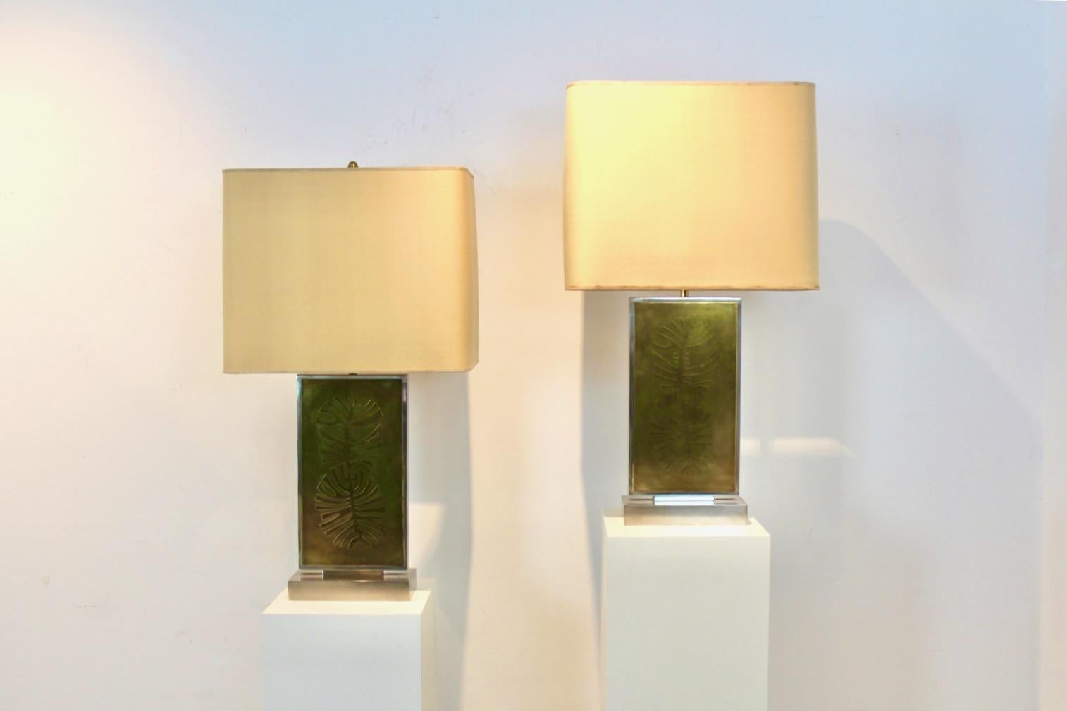 Ein Paar beeindruckende Roger Vanhevel-Tischlampen aus Messing mit Philodendron-Radierung, signiert im Angebot 3
