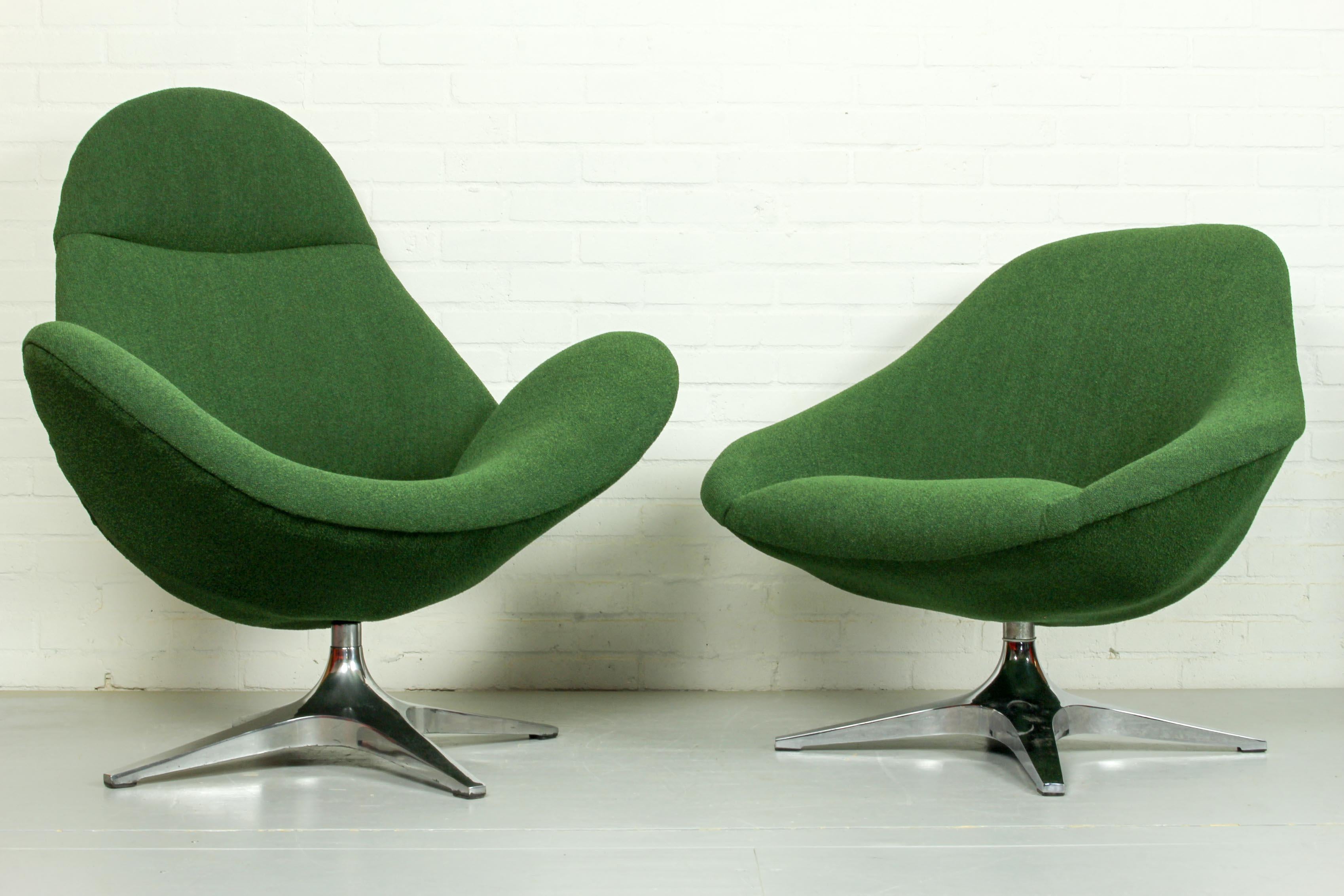 Organically shaped lounge chairs made by Rohé Noordwolde, designed and produced in the 1960s. They are reupholstered in a dark green melange boucle upholstery and they have a shiny aluminium star shaped base.

Dimensions of the low chair 74cm H,