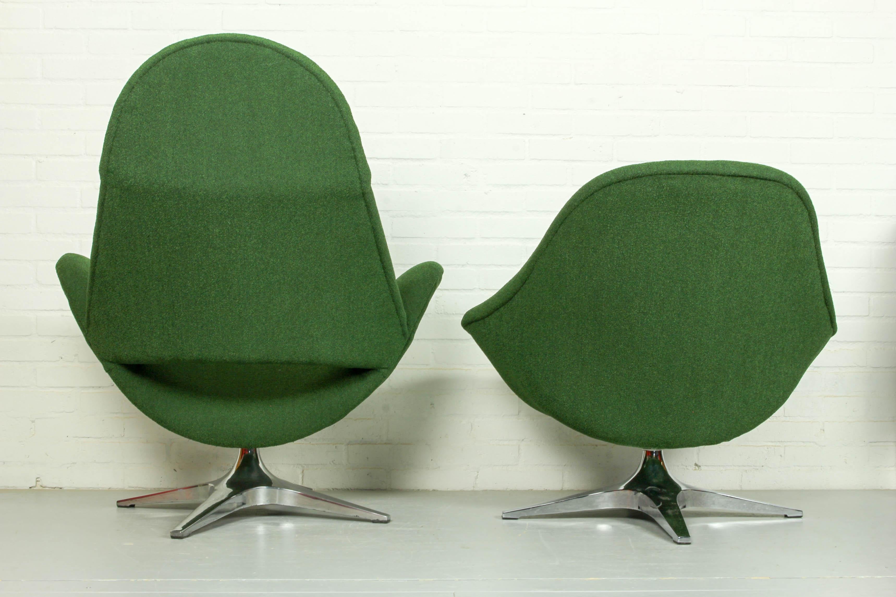 Pair of Rohe Noordwolde Lounge Chair with Aluminium Crossfoot, 1960s In Good Condition In Appeltern, Gelderland