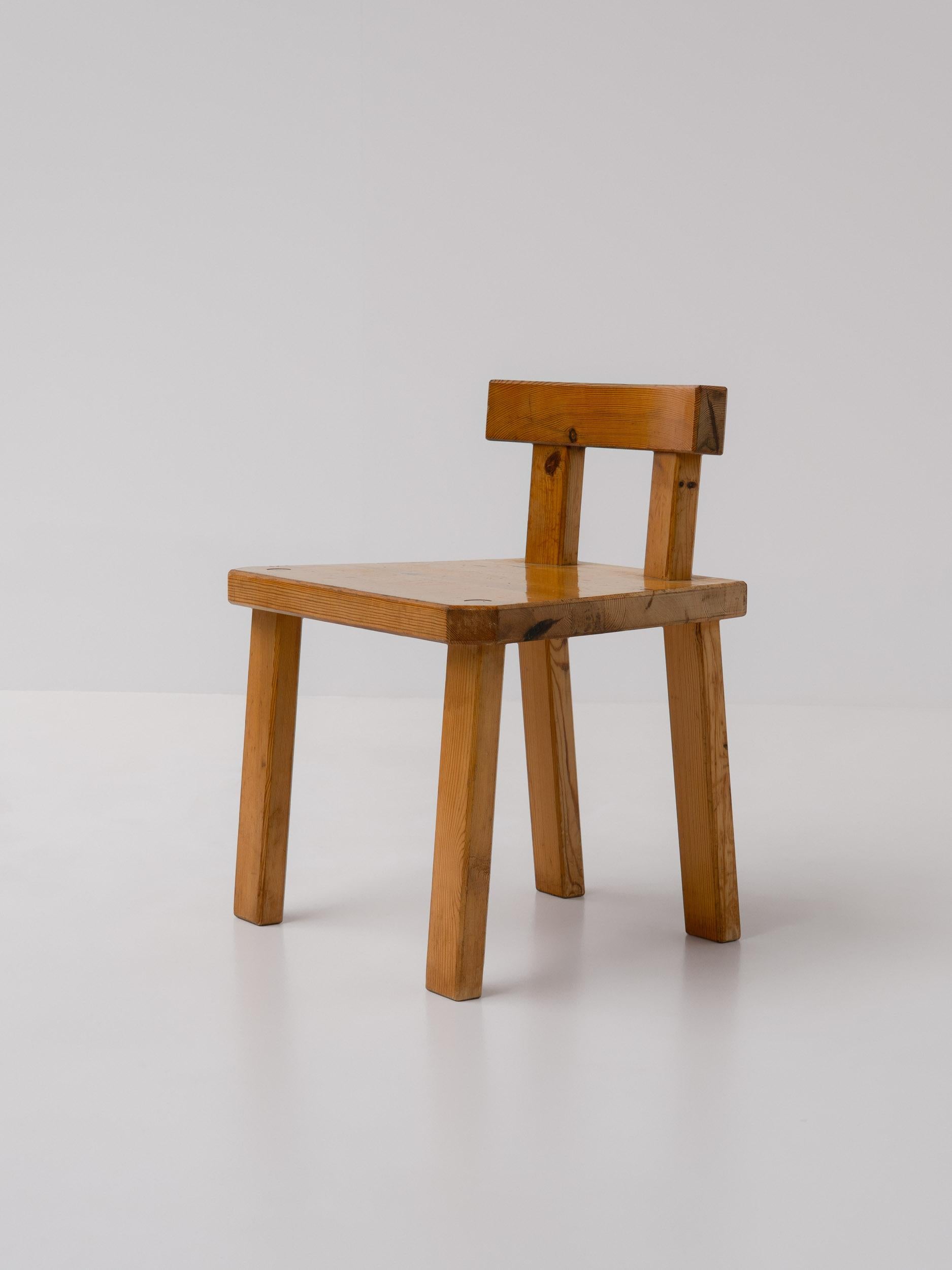 Pair of Roland Wilhelmsson Scandinavian Pine Low Chairs, 1960s Sweden For Sale 4