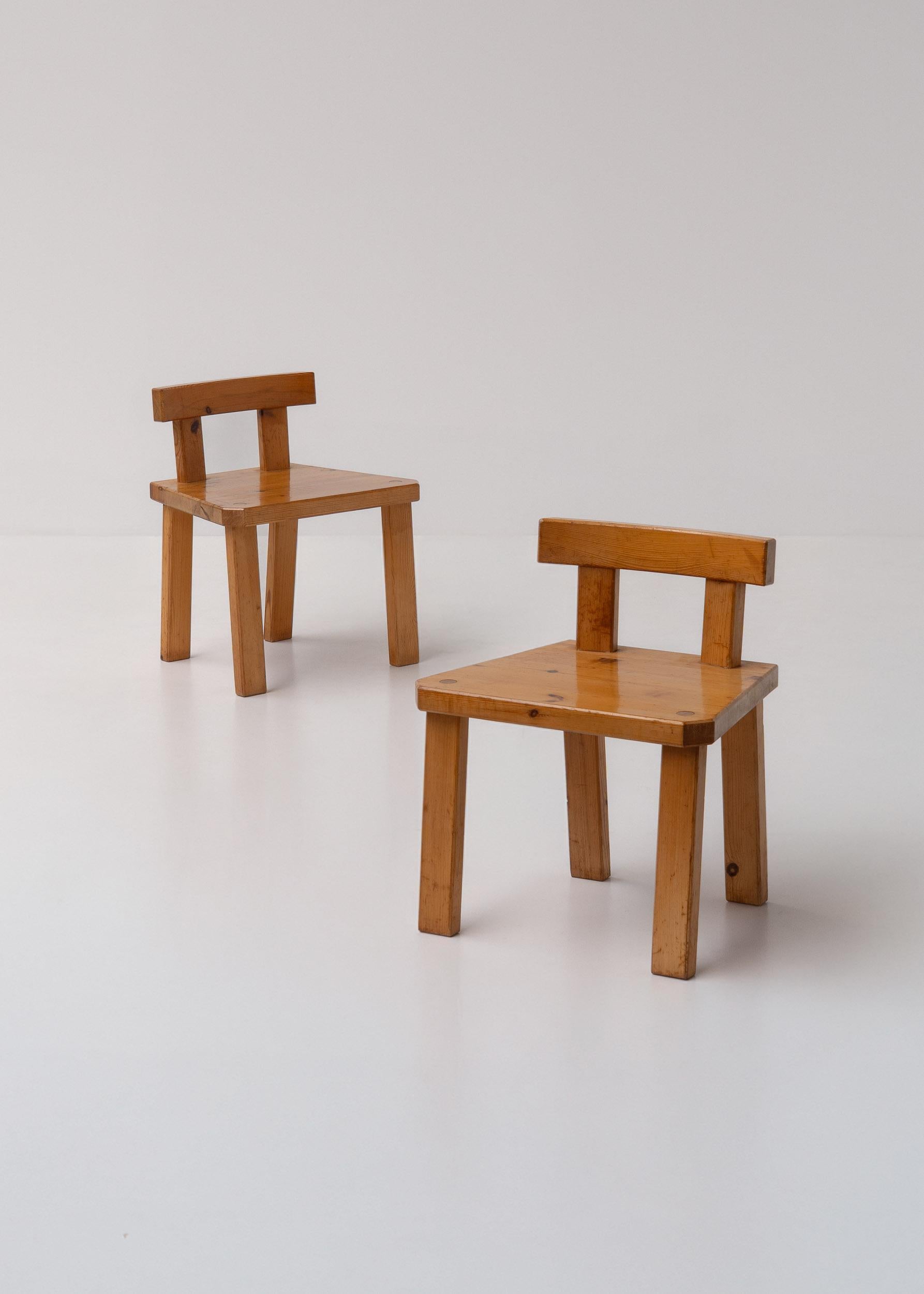 A charming pair of Scandinavian low chairs in solid pine, attributed to Roland Wilhelmsson, Sweden, 1960s. With their clean, geometric lines and sturdy construction, they perfectly embody the minimalist yet rustic spirit of Scandinavian design. The
