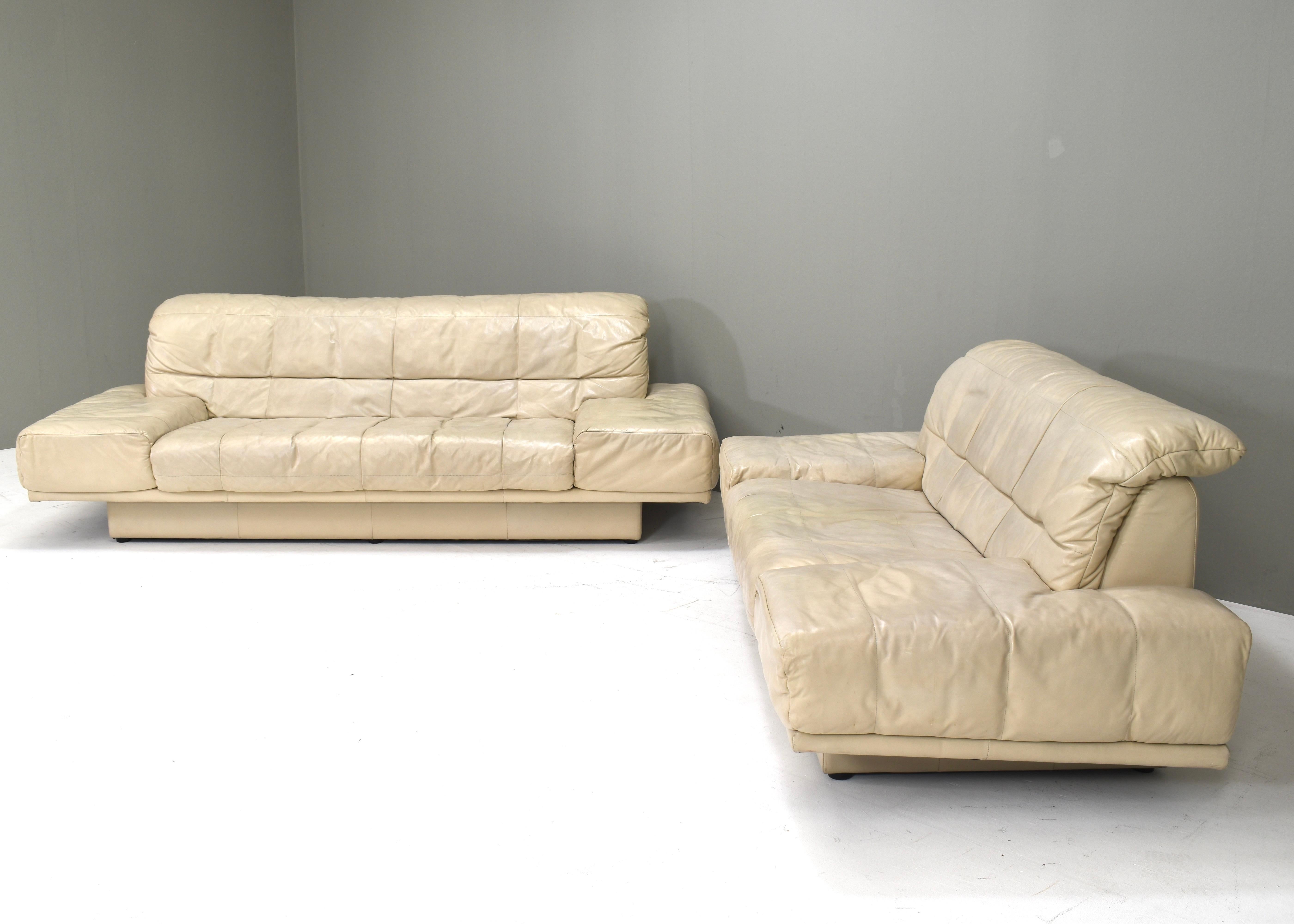 Ein Paar Rolf Benz-Sofas in elfenbeinfarbenem Leder. Auch separat erhältlich.

Designer: Unbekannt
Hersteller: Rolf Benz
Land: Deutschland
Modell: Sofa
Gestaltungszeitraum: ca. 1980-90
Herstellungsdatum: ca. 1980-90
Größe wdh:
3-Sitzer-Sofa: