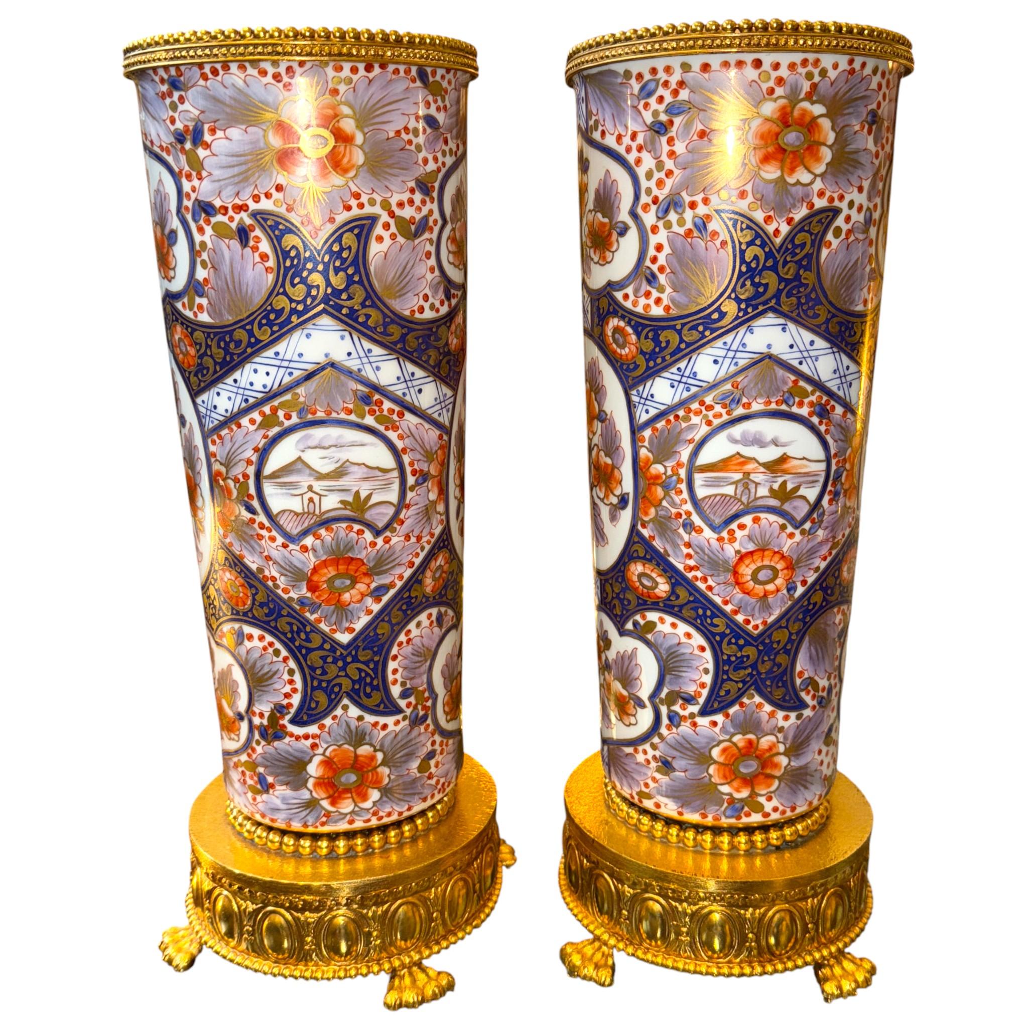 Coppia di vasi a rullo in Imari Porcelain con supporti in bronzo dorato, XIX secolo in vendita