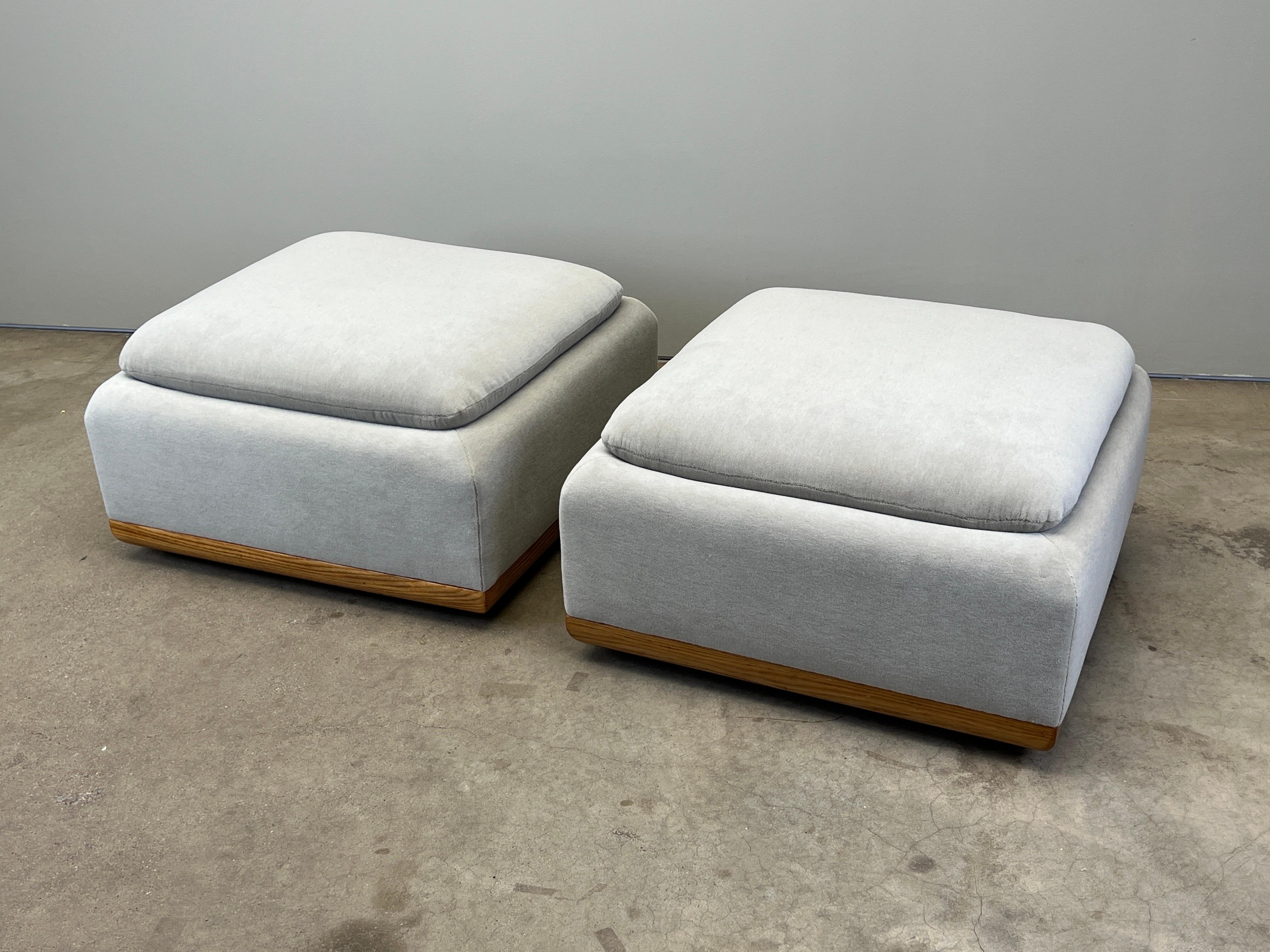 Paire de grands ottomans roulants avec bases en chêne et tapisserie en mohair. Conçu par Edward Wormley pour Dunbar. 