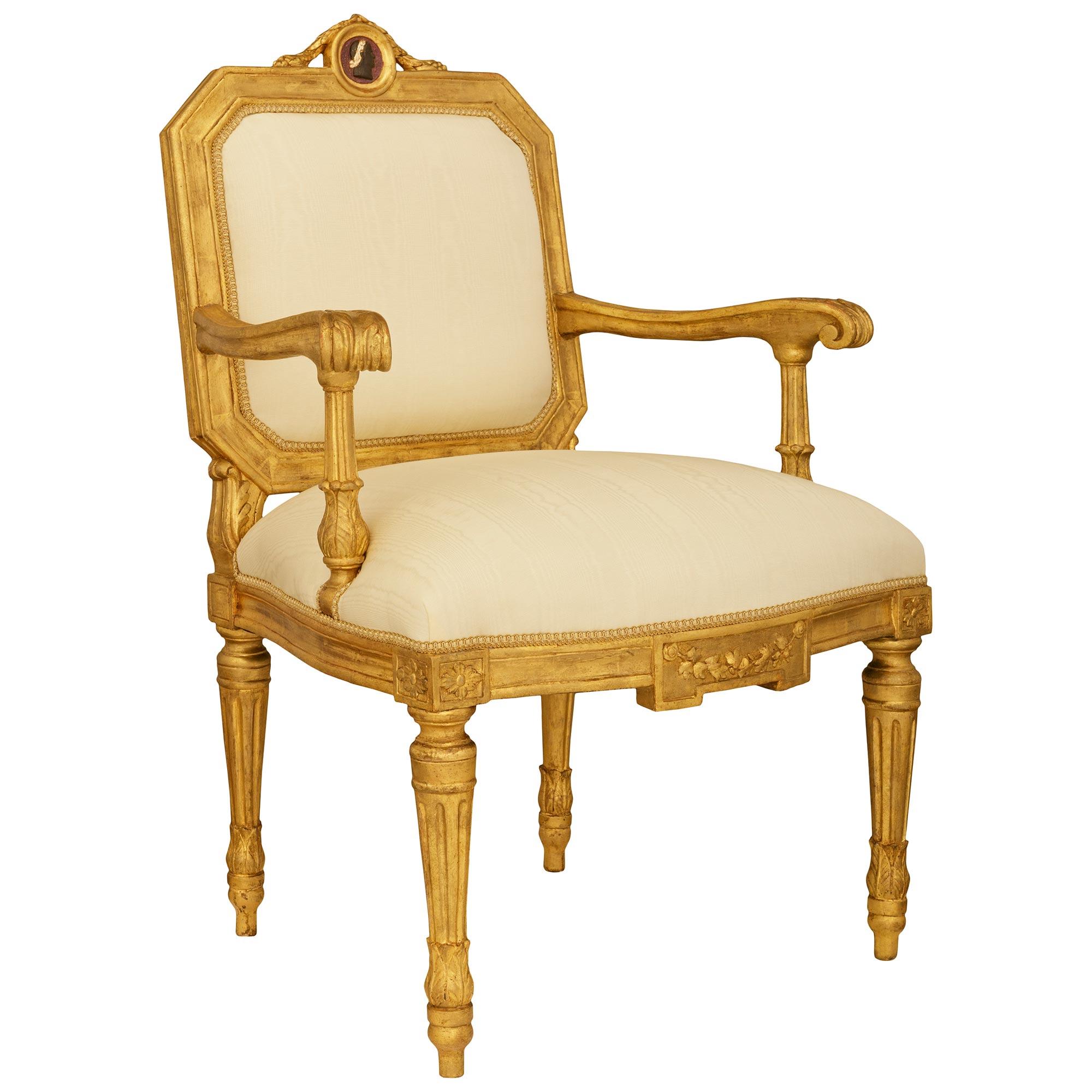 pareja de sillones romanos de madera dorada de la época Luis XVI del siglo xviii Italiano en venta