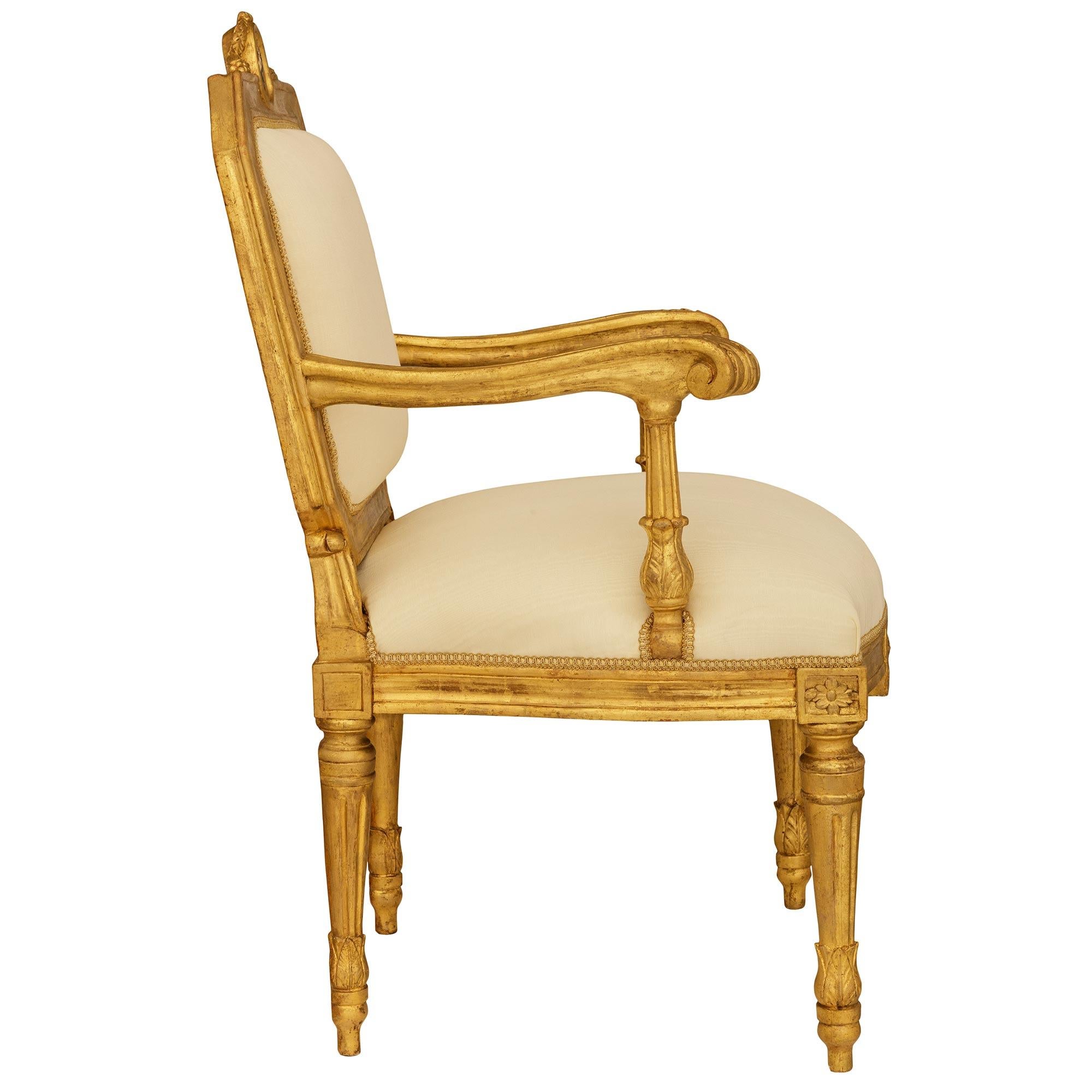 pareja de sillones romanos de madera dorada de la época Luis XVI del siglo xviii en Bueno estado para la venta en West Palm Beach, FL