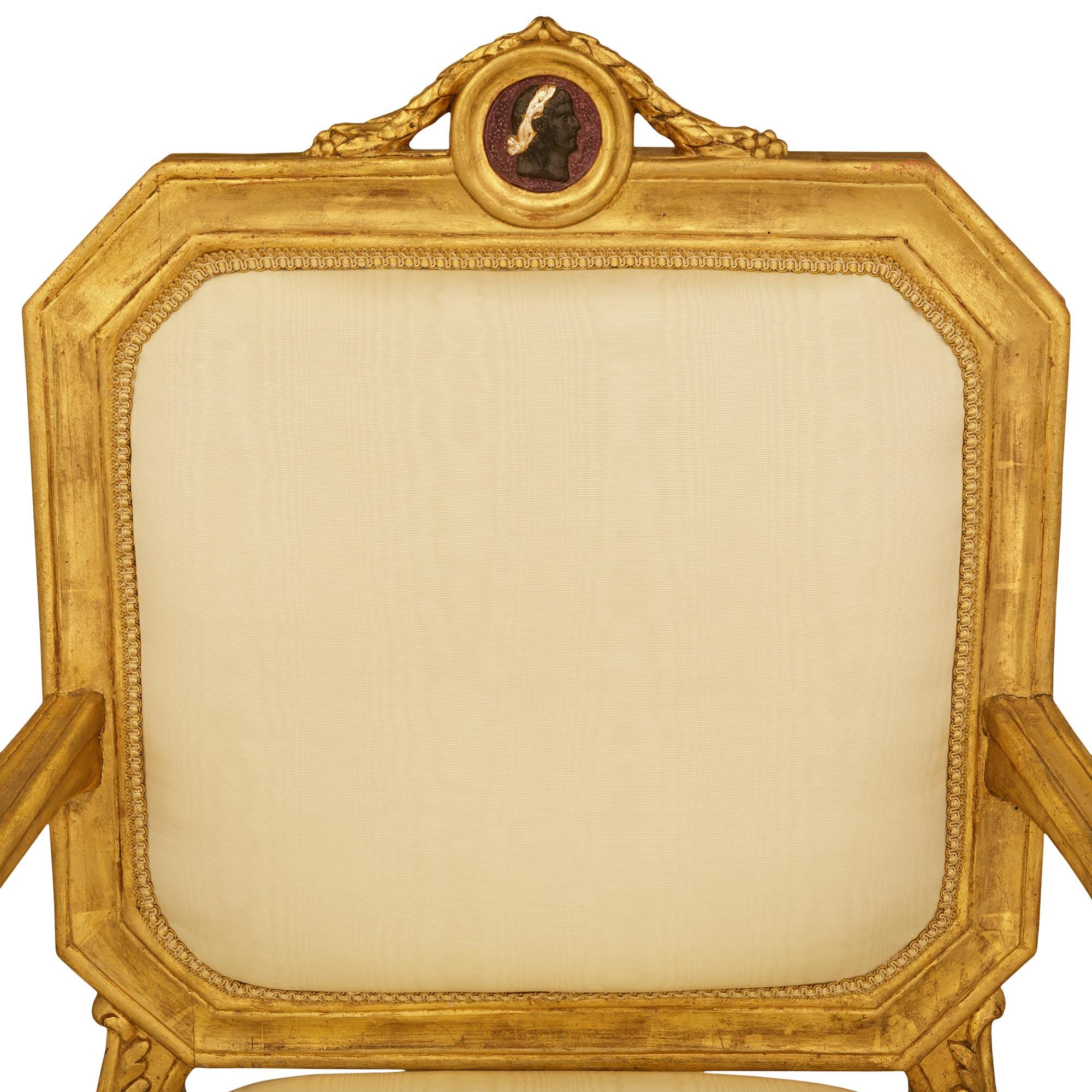 pareja de sillones romanos de madera dorada de la época Luis XVI del siglo xviii siglo XVIII y antes en venta