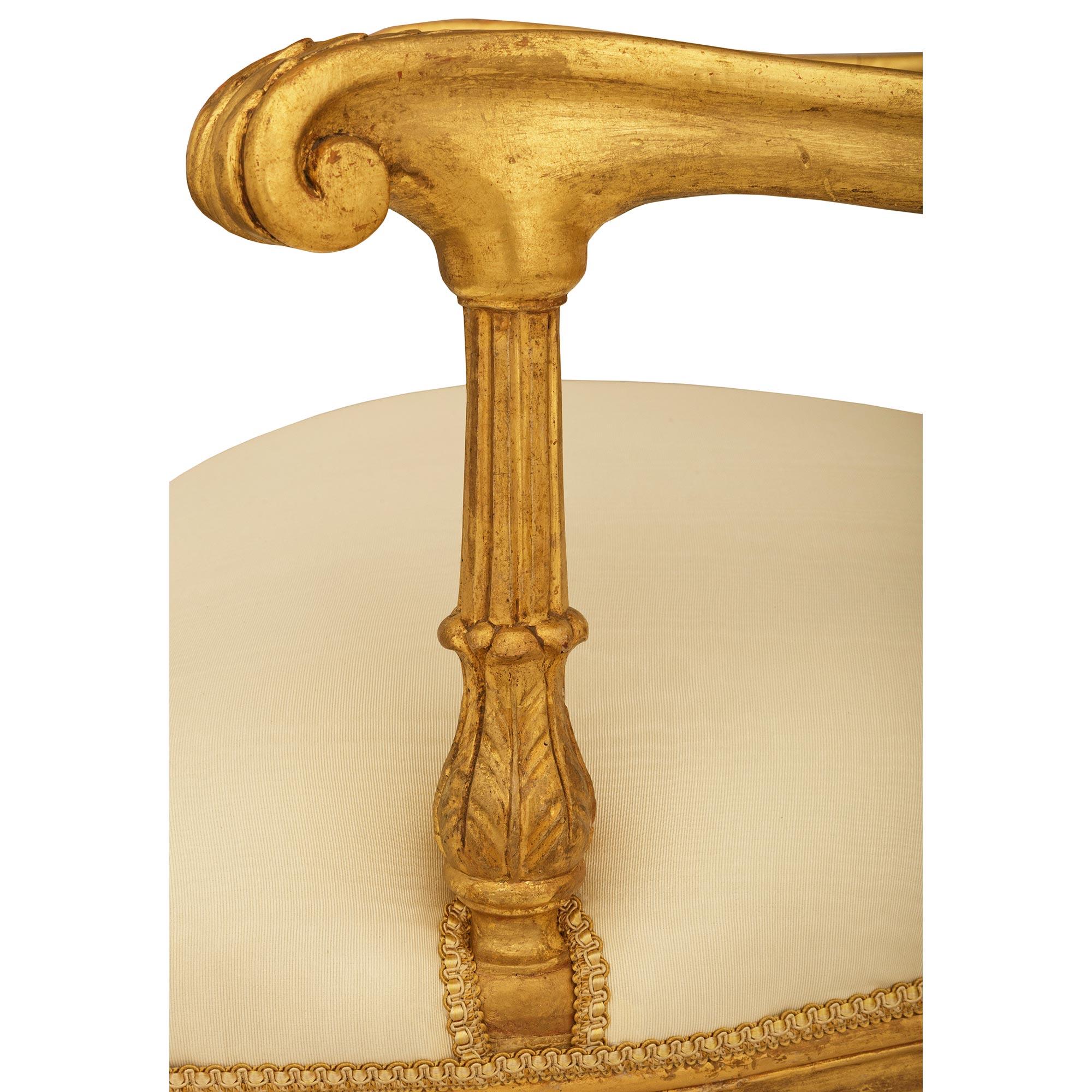 pareja de sillones romanos de madera dorada de la época Luis XVI del siglo xviii Tela en venta