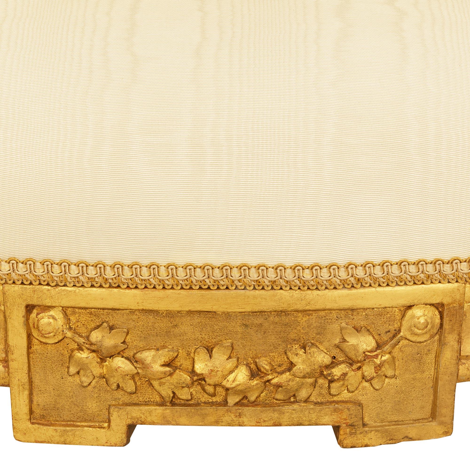 pareja de sillones romanos de madera dorada de la época Luis XVI del siglo xviii en venta 1