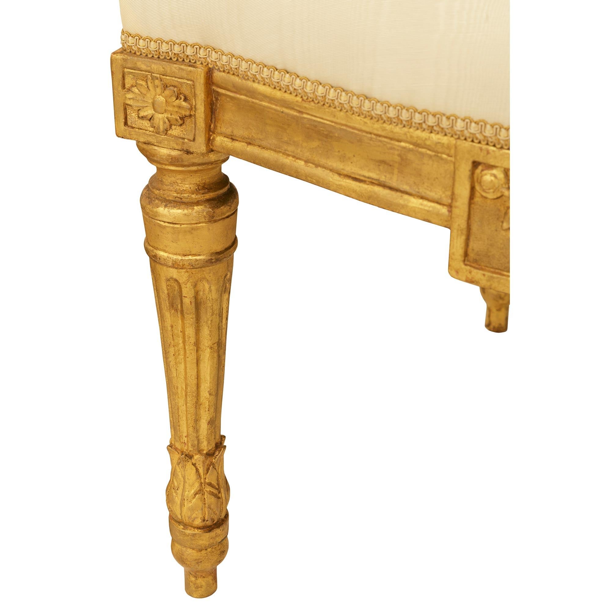 pareja de sillones romanos de madera dorada de la época Luis XVI del siglo xviii en venta 2