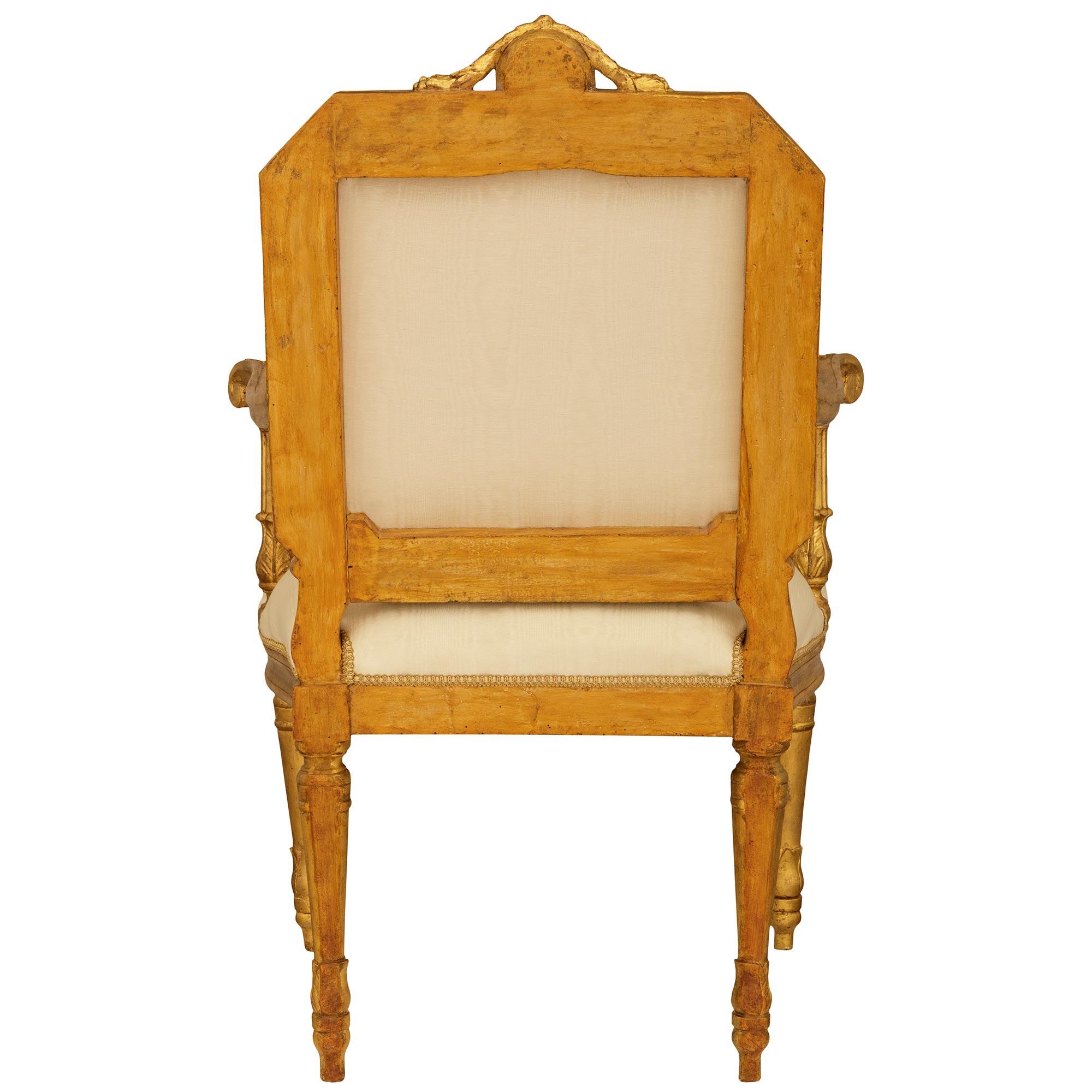 pareja de sillones romanos de madera dorada de la época Luis XVI del siglo xviii en venta 3