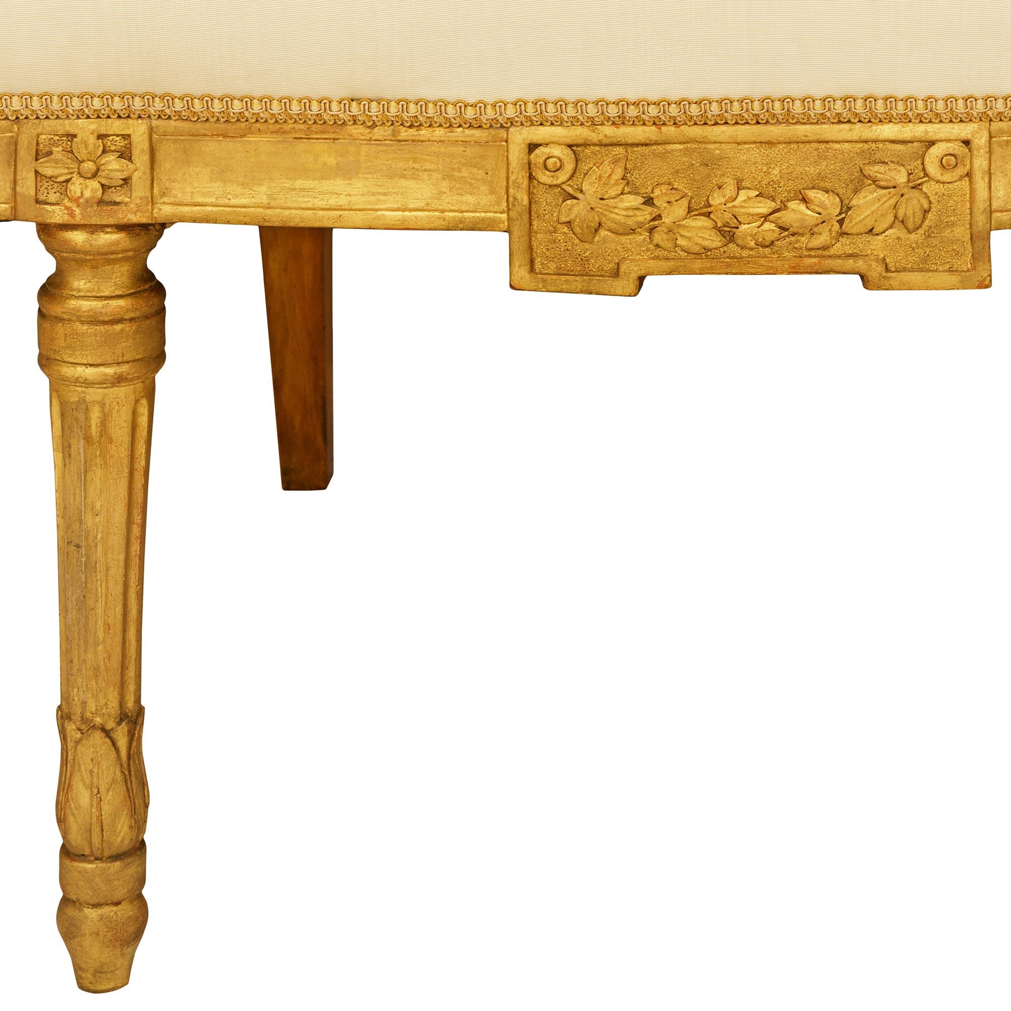 paire de canapés romains en bois doré d'époque Louis XVI du XVIIIe siècle en vente 4