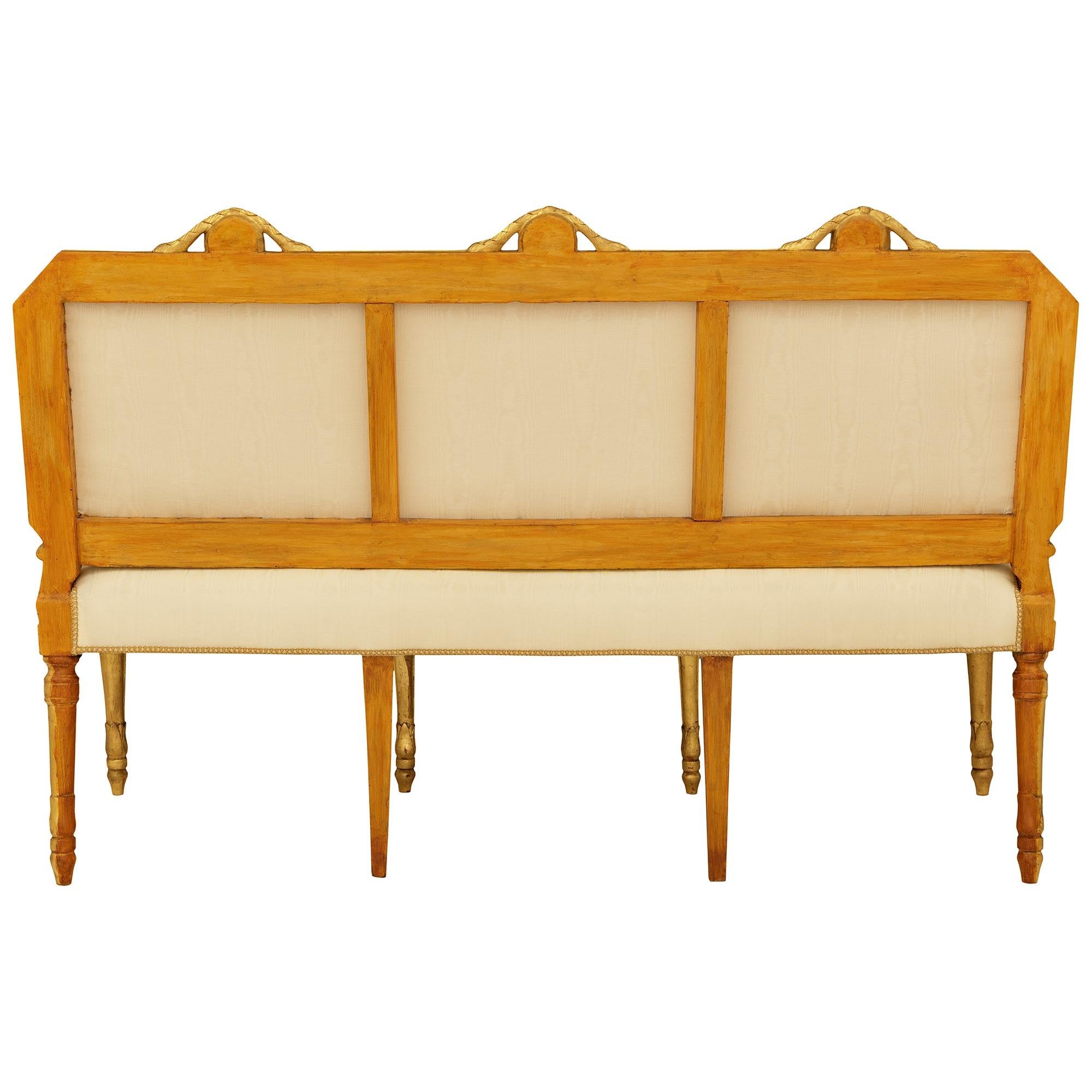 paire de canapés romains en bois doré d'époque Louis XVI du XVIIIe siècle en vente 5