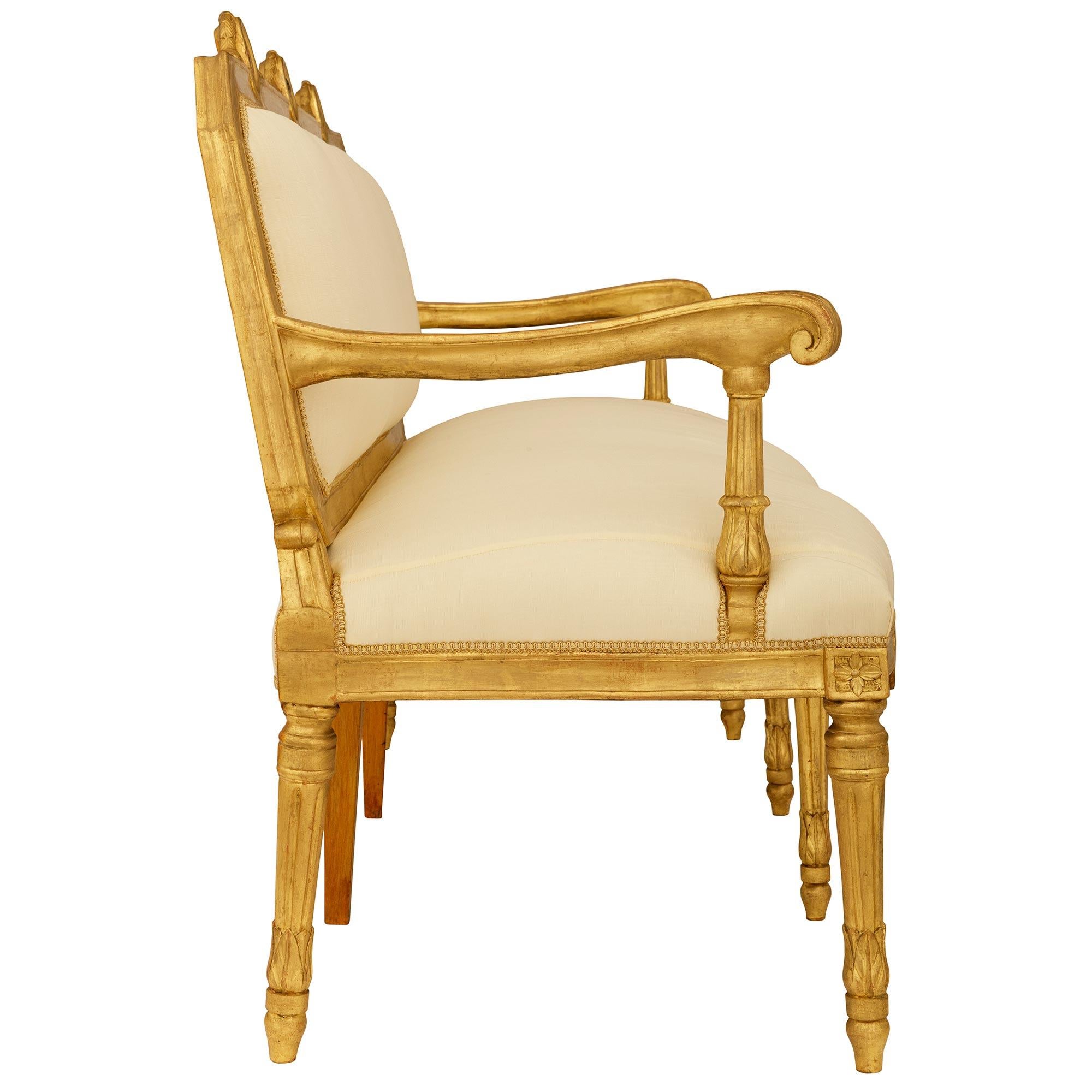 paire de canapés romains en bois doré d'époque Louis XVI du XVIIIe siècle Bon état - En vente à West Palm Beach, FL