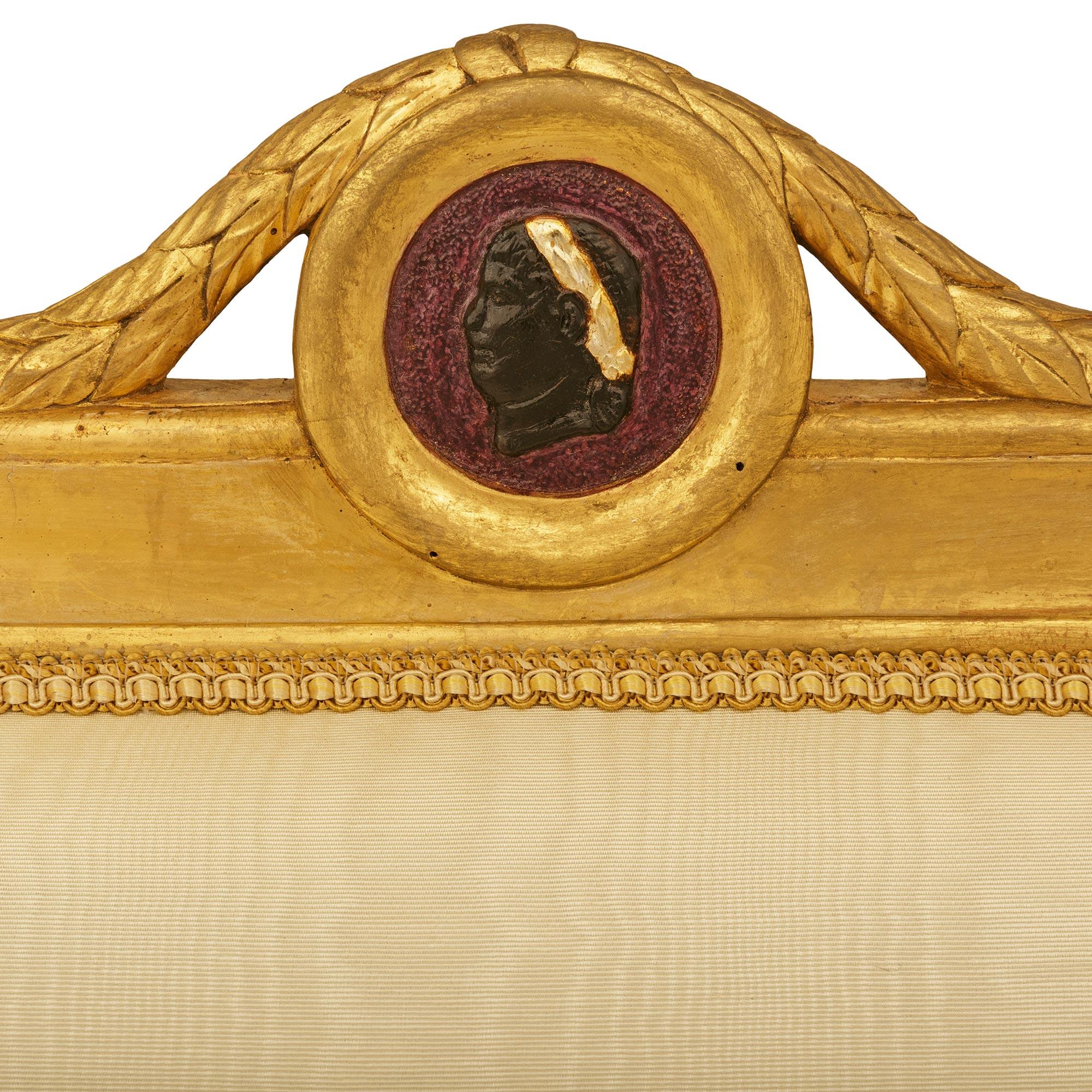 XVIIIe siècle et antérieur paire de canapés romains en bois doré d'époque Louis XVI du XVIIIe siècle en vente