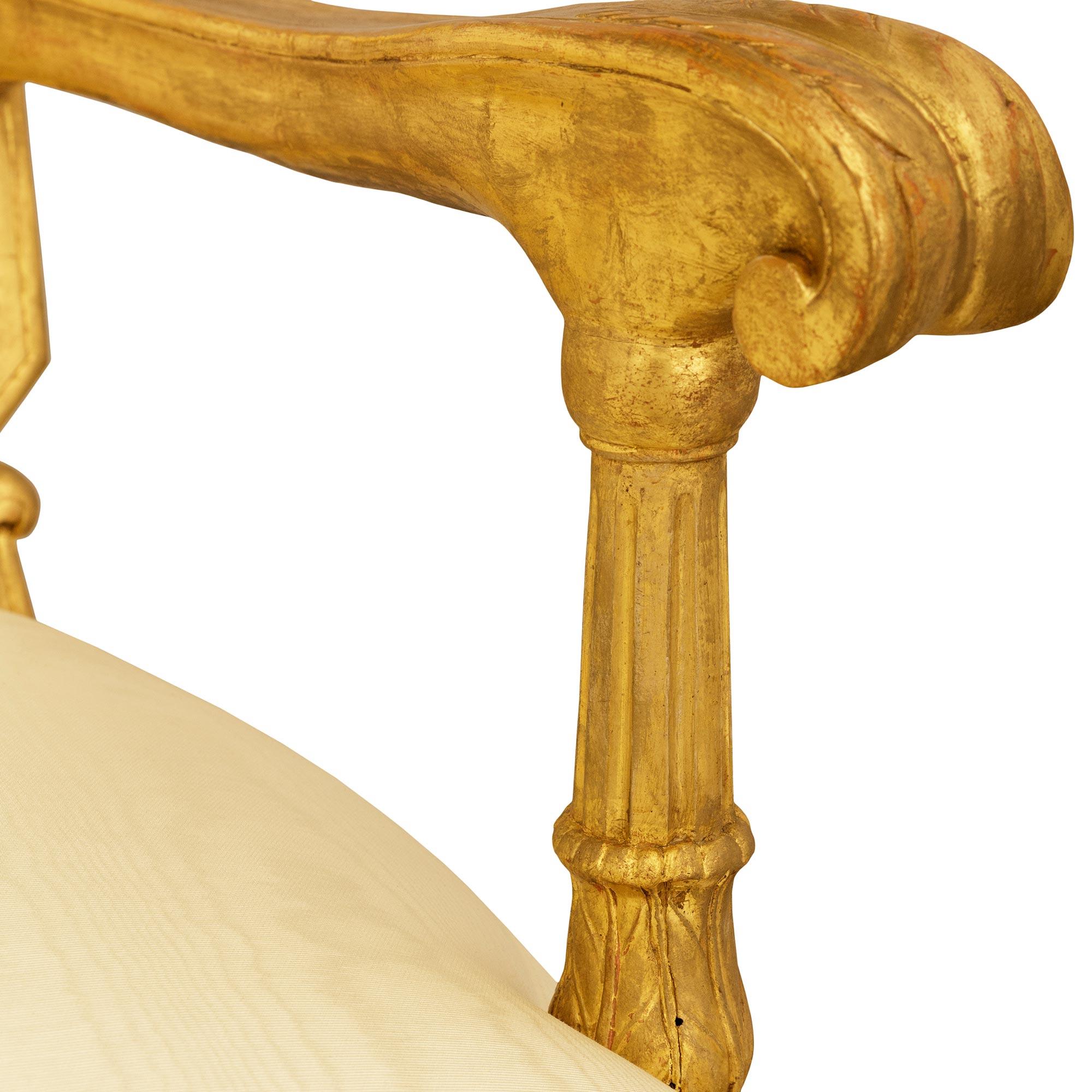paire de canapés romains en bois doré d'époque Louis XVI du XVIIIe siècle en vente 2