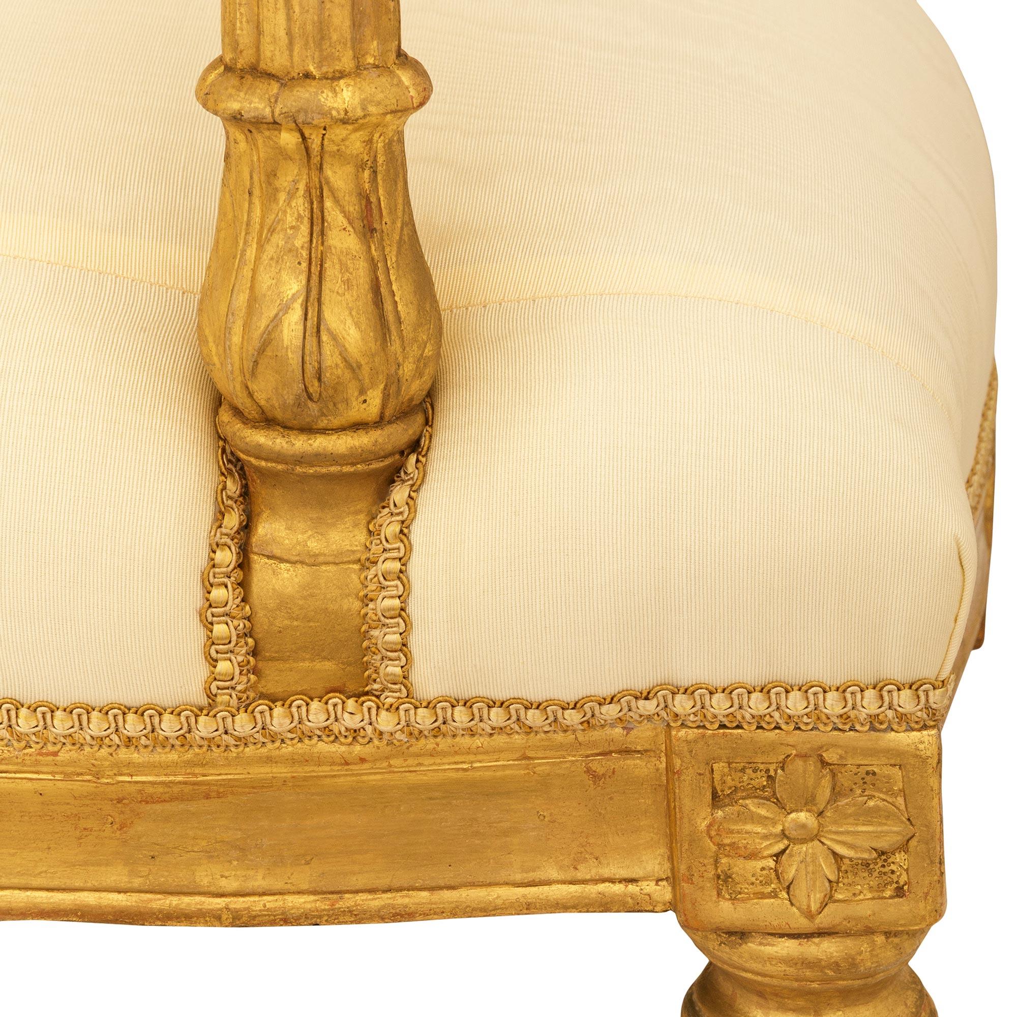 paire de canapés romains en bois doré d'époque Louis XVI du XVIIIe siècle en vente 3