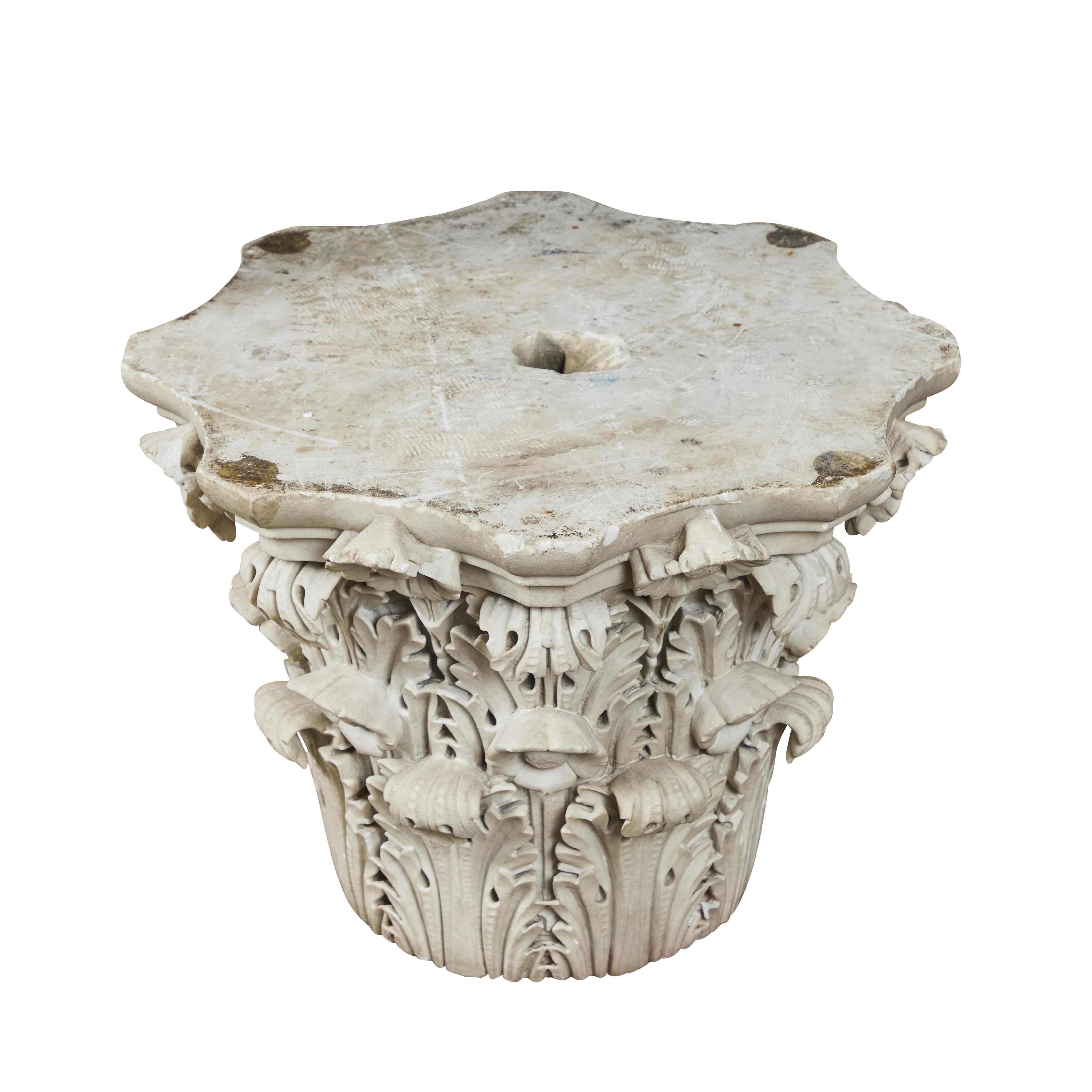 Paire de chapiteaux corinthiens romains en marbre de Carrare, finement sculptés à la main.  
Vendu séparément. 