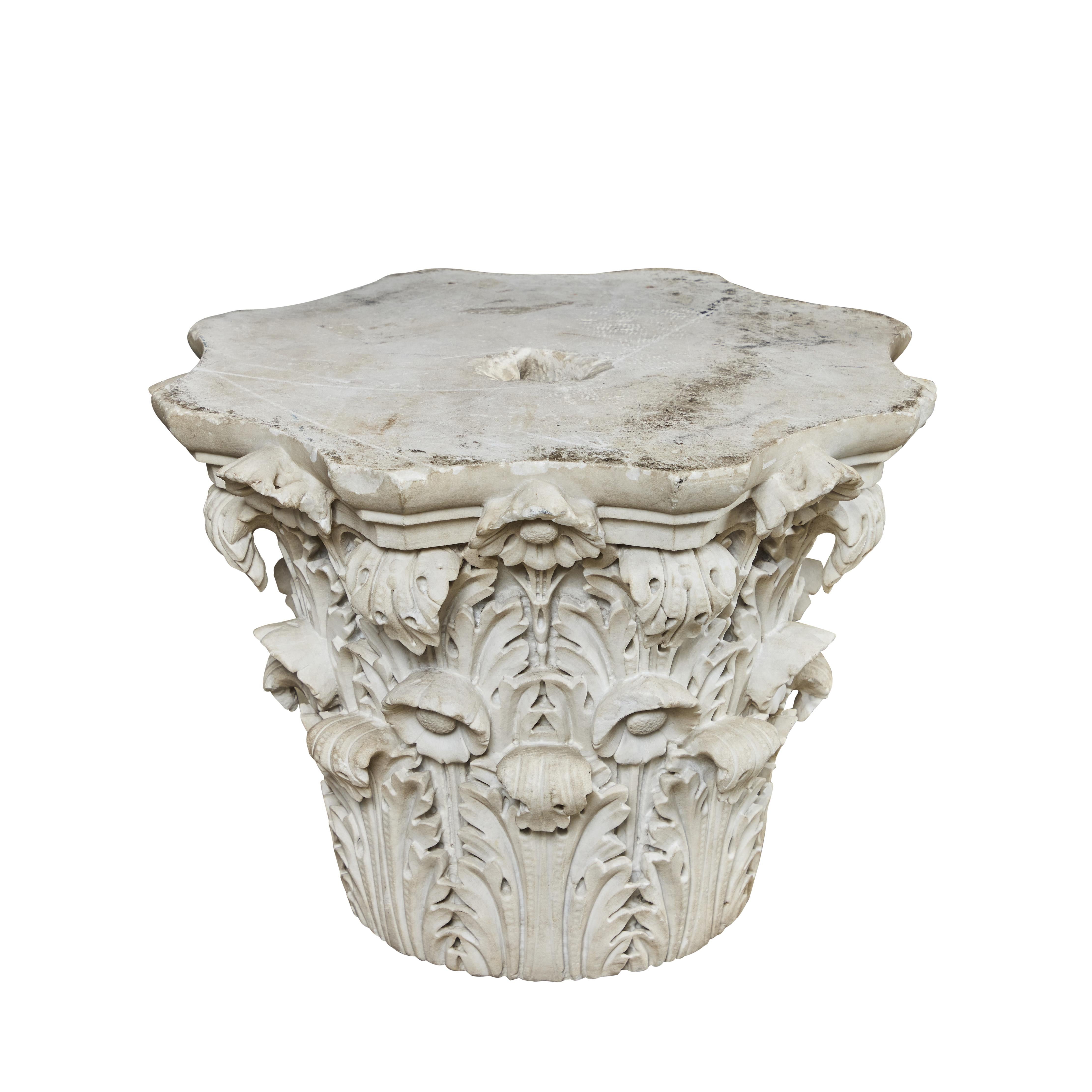 Sculpté à la main Paire de chapiteaux romains en marbre de Carrare (vendus séparément) en vente