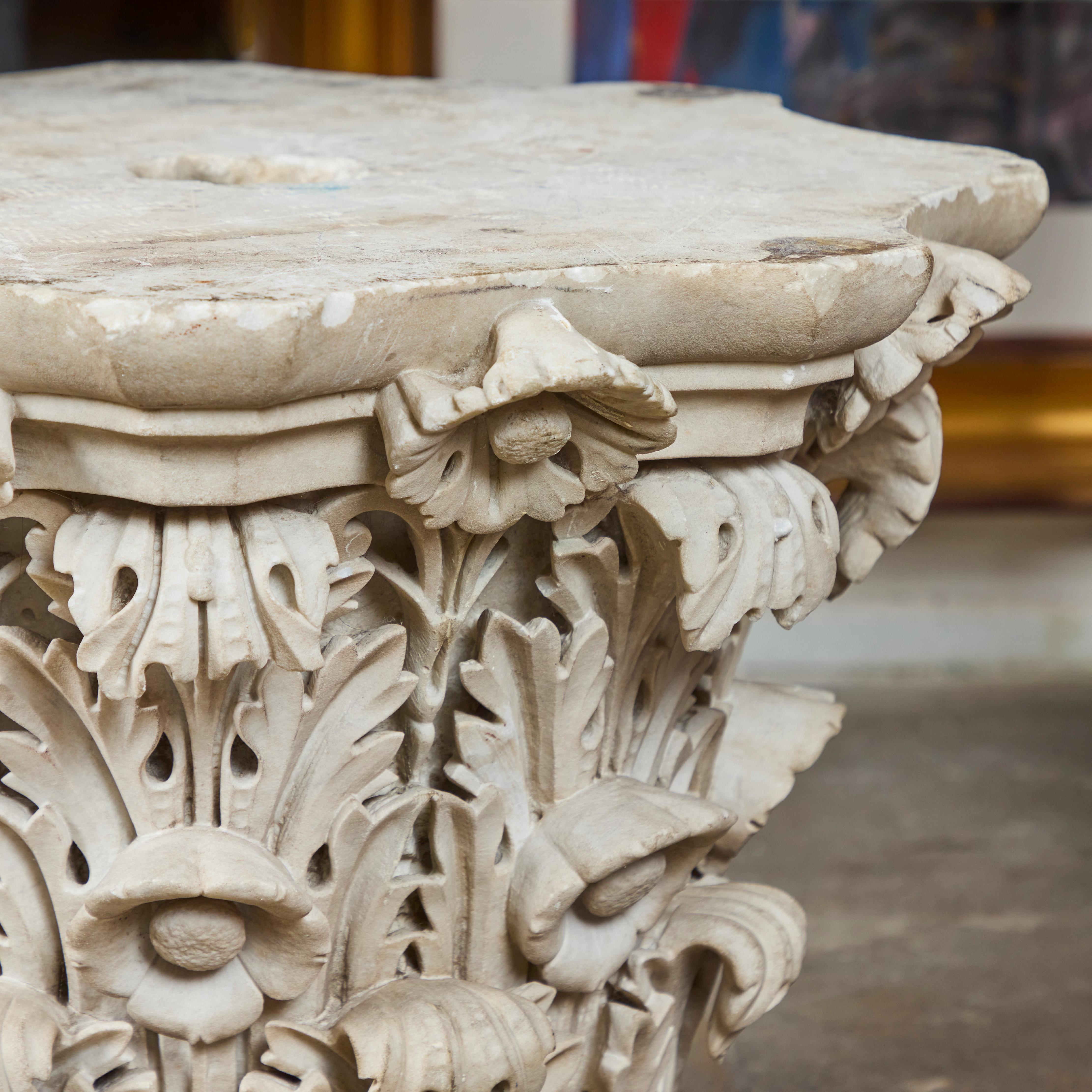 Début du XIXe siècle Paire de chapiteaux romains en marbre de Carrare (vendus séparément) en vente