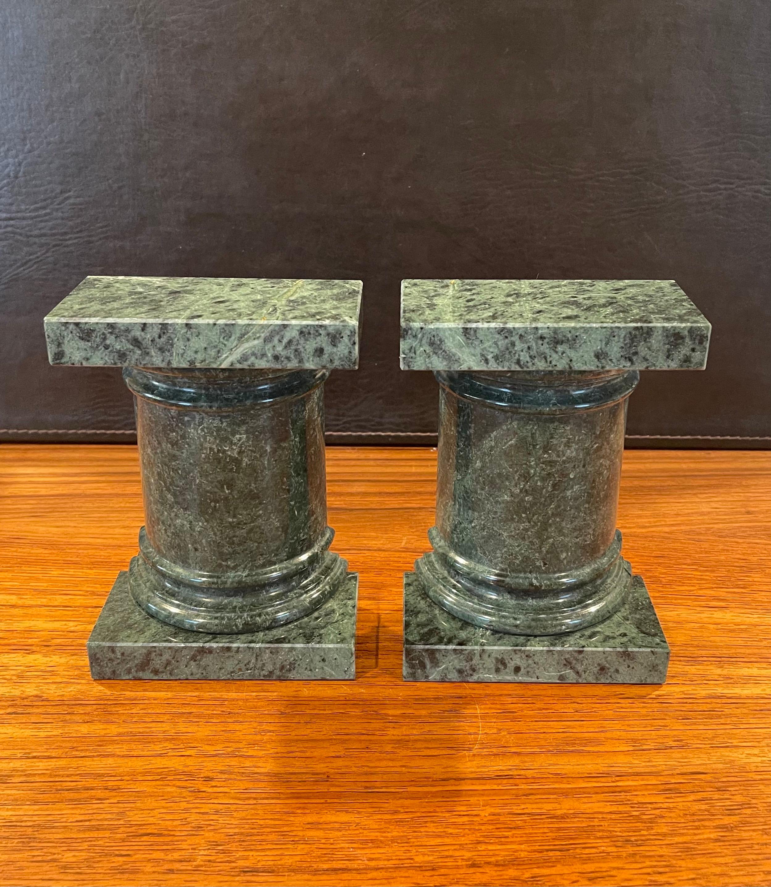 italien Paire de serre-livres à colonnes romaines en marbre en vente