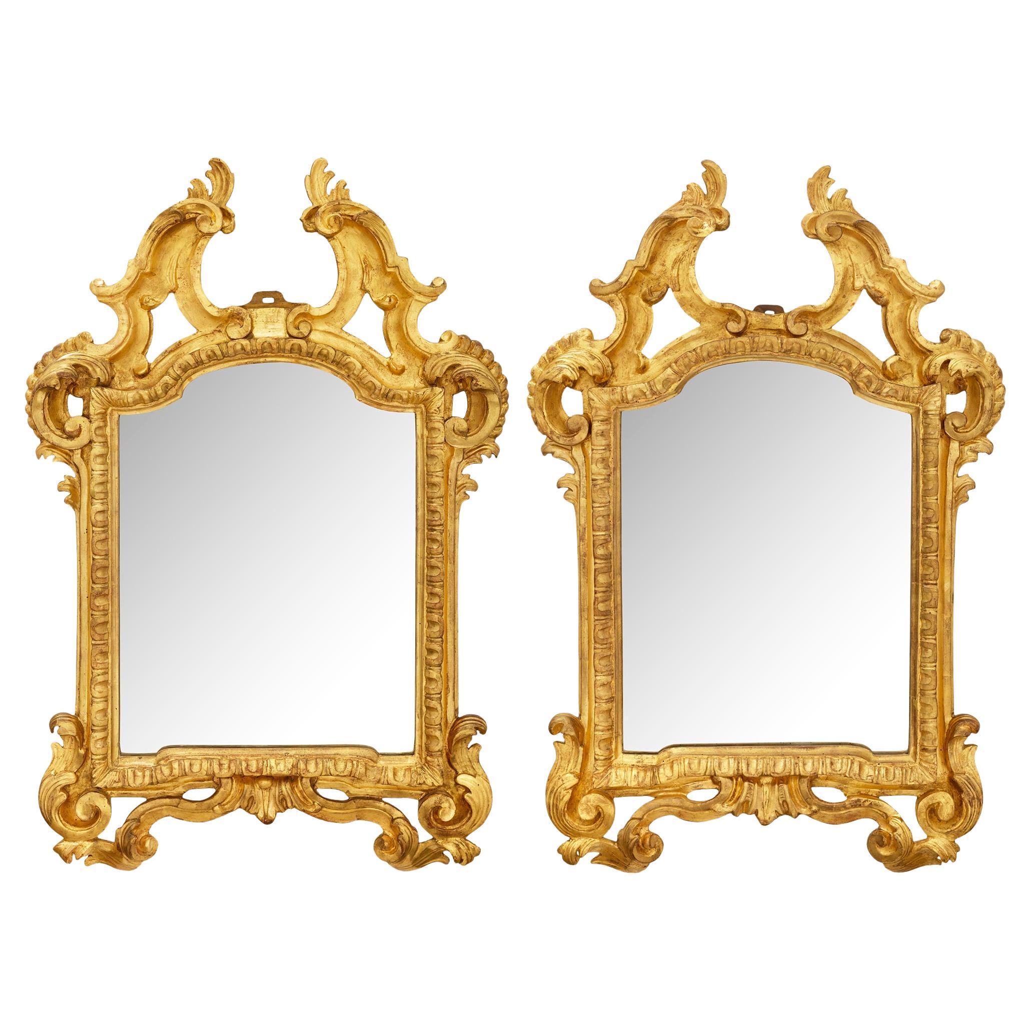 paire de miroirs romains en bois doré d
époque Louis XIV du début du 18e siècle en vente