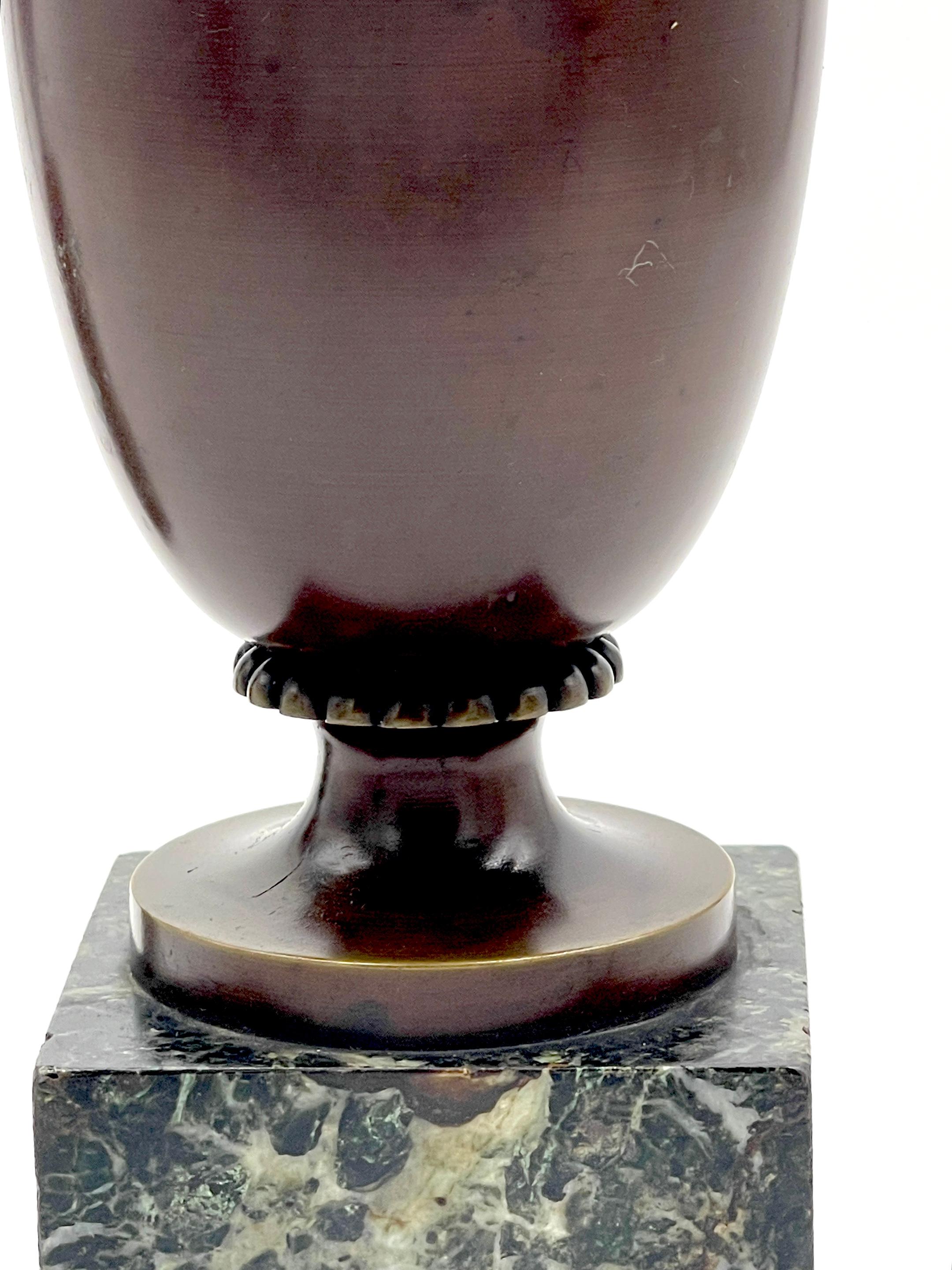 Paire  Vases/aiguières/urnes Roman Grand Tour à motif serpent en bronze et bronze doré  en vente 5