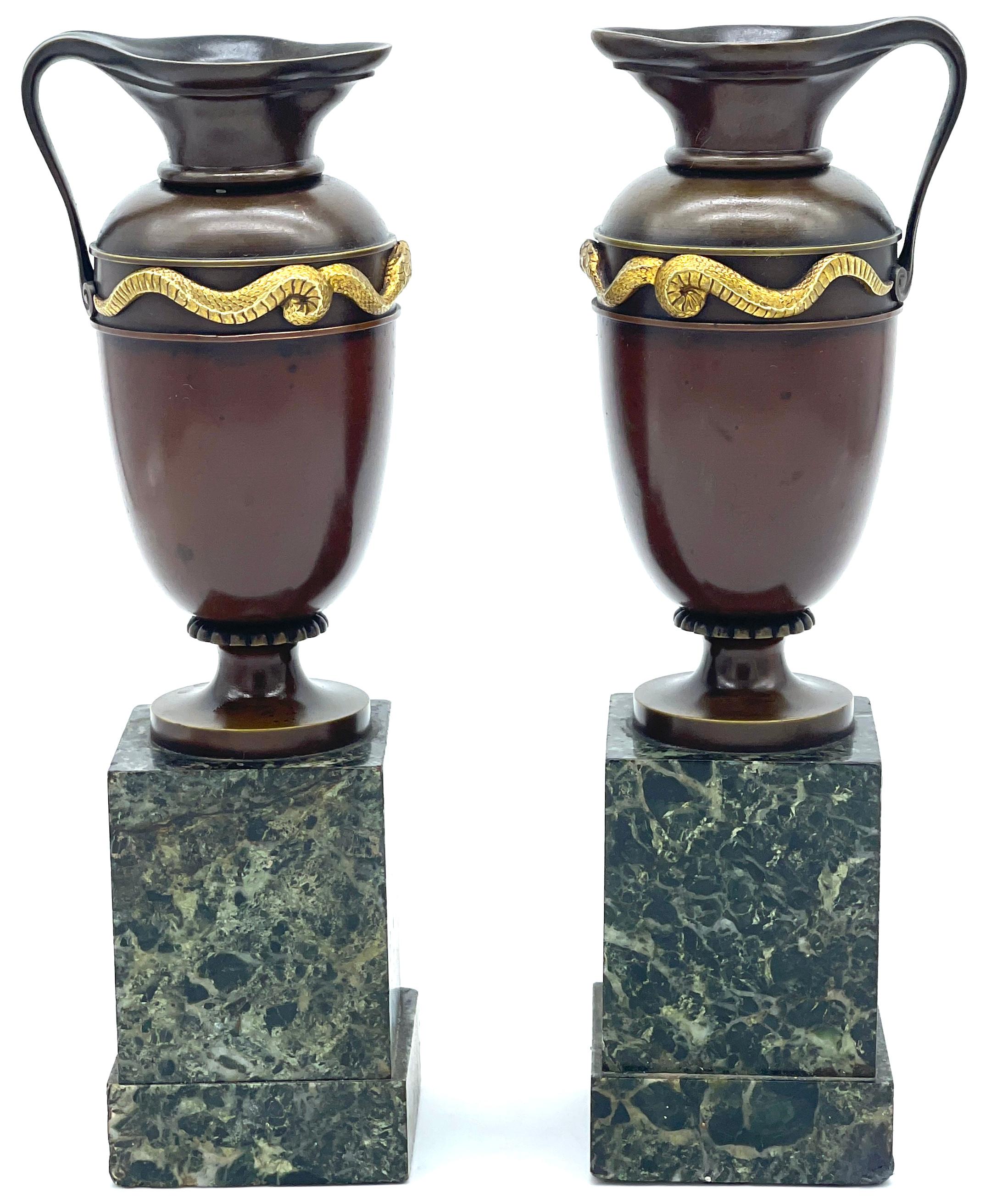 italien Paire  Vases/aiguières/urnes Roman Grand Tour à motif serpent en bronze et bronze doré  en vente